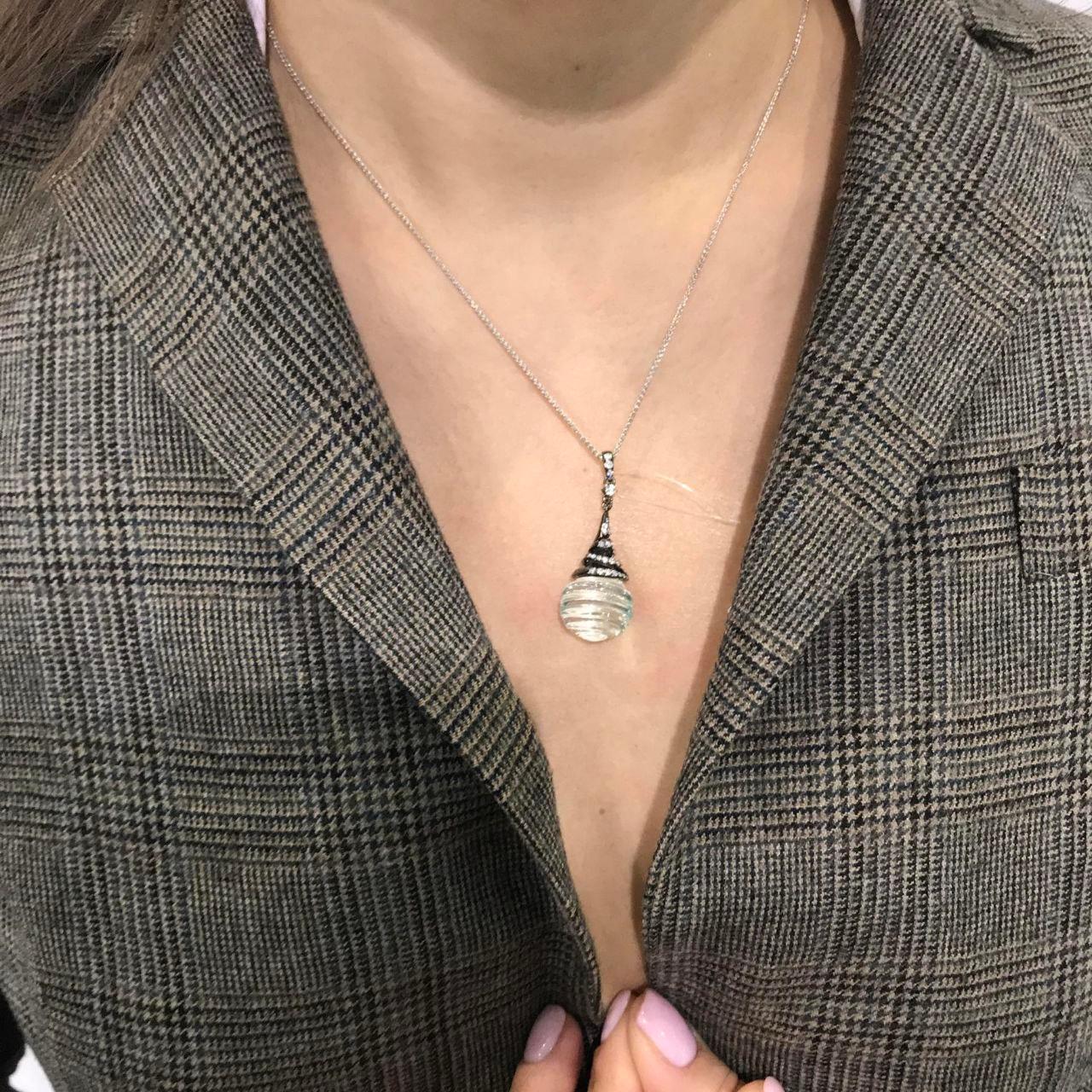 Raro ciondolo in oro bianco con diamanti bianchi e fluorite in vendita 4