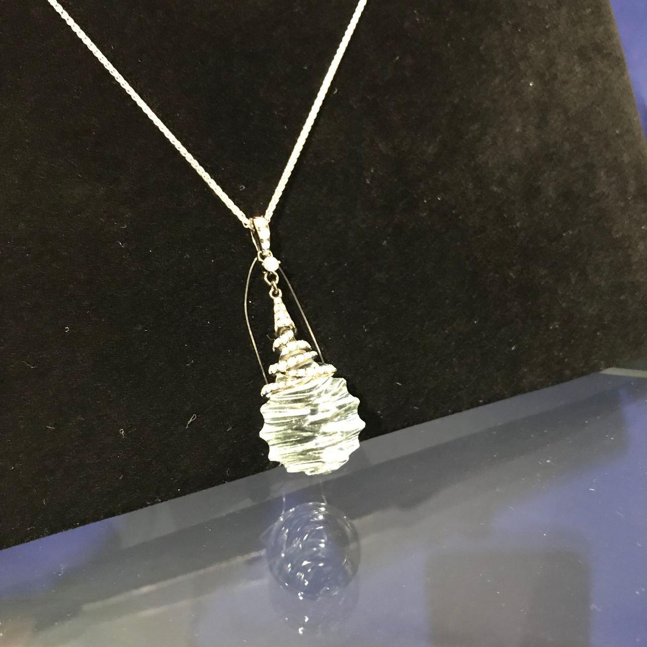 Raro ciondolo in oro bianco con diamanti bianchi e fluorite in vendita 5