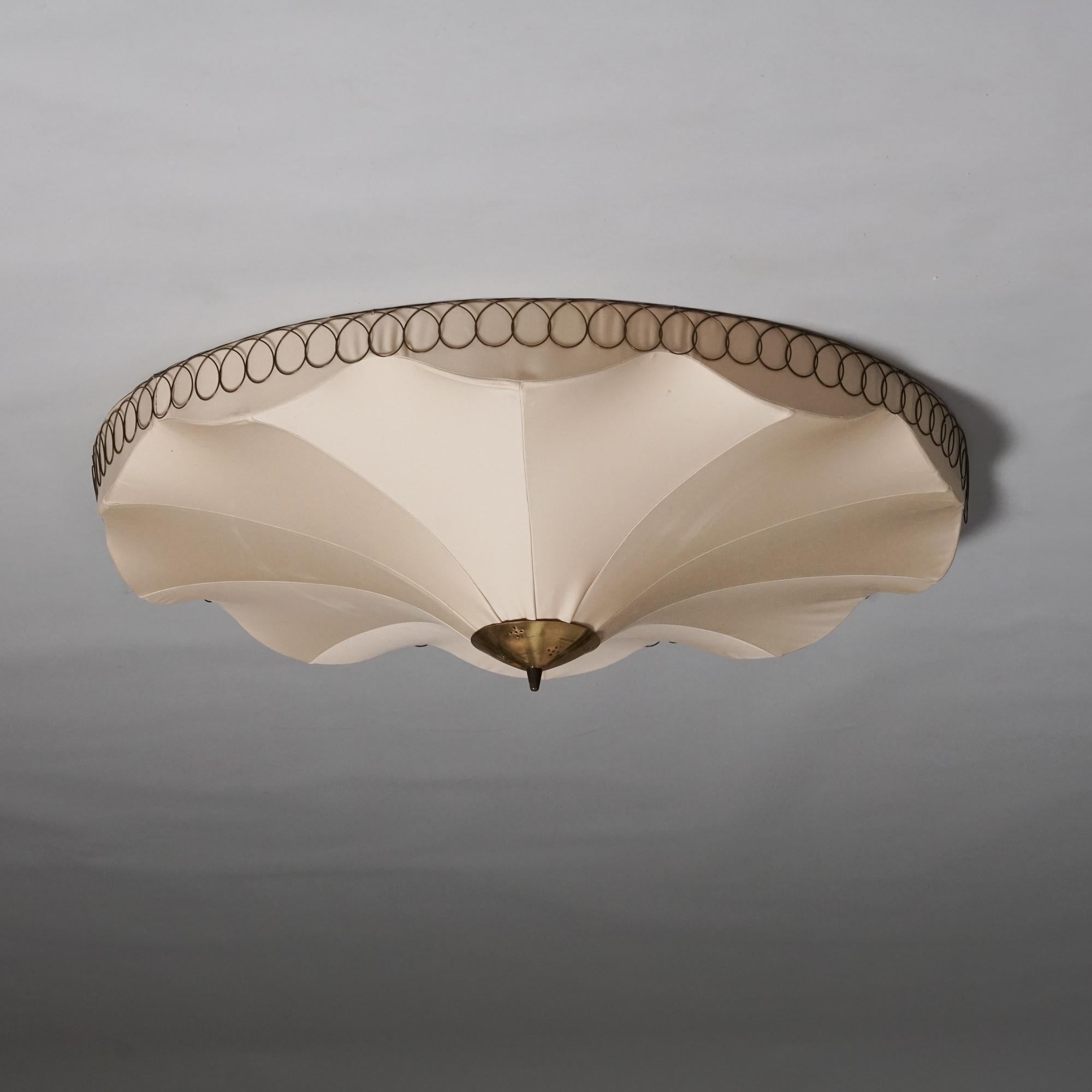 Montaje empotrado, fabricado en Finlandia, años 50. Modelo raro. Retapizado con tejido ignífugo. Detalles del latón. Gran estado vintage, pátina menor acorde con la edad y el uso. 