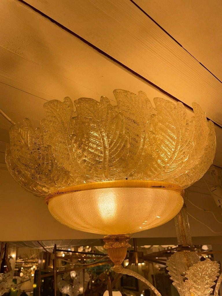 Un rare plafonnier encastré de Barovier&Toso en verre de Murano. Cette lampe rare est composée de 20 feuilles soufflées à la bouche et formées à la main, avec une inclusion d'or, ainsi que d'un énorme verre comme fond. Cette beauté a l'aspect d'une