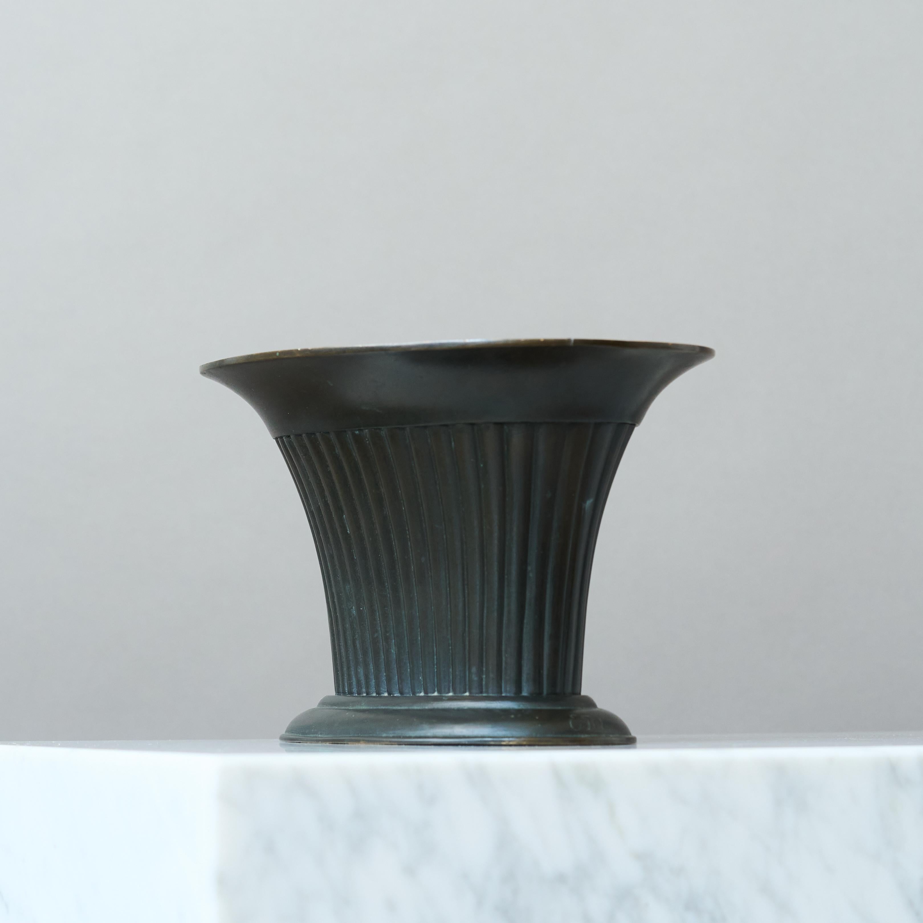 Raro vaso scanalato in bronzo Art Deco con. Inserto traforato di Otto Meyer. Svezia, anni '20 in vendita 2