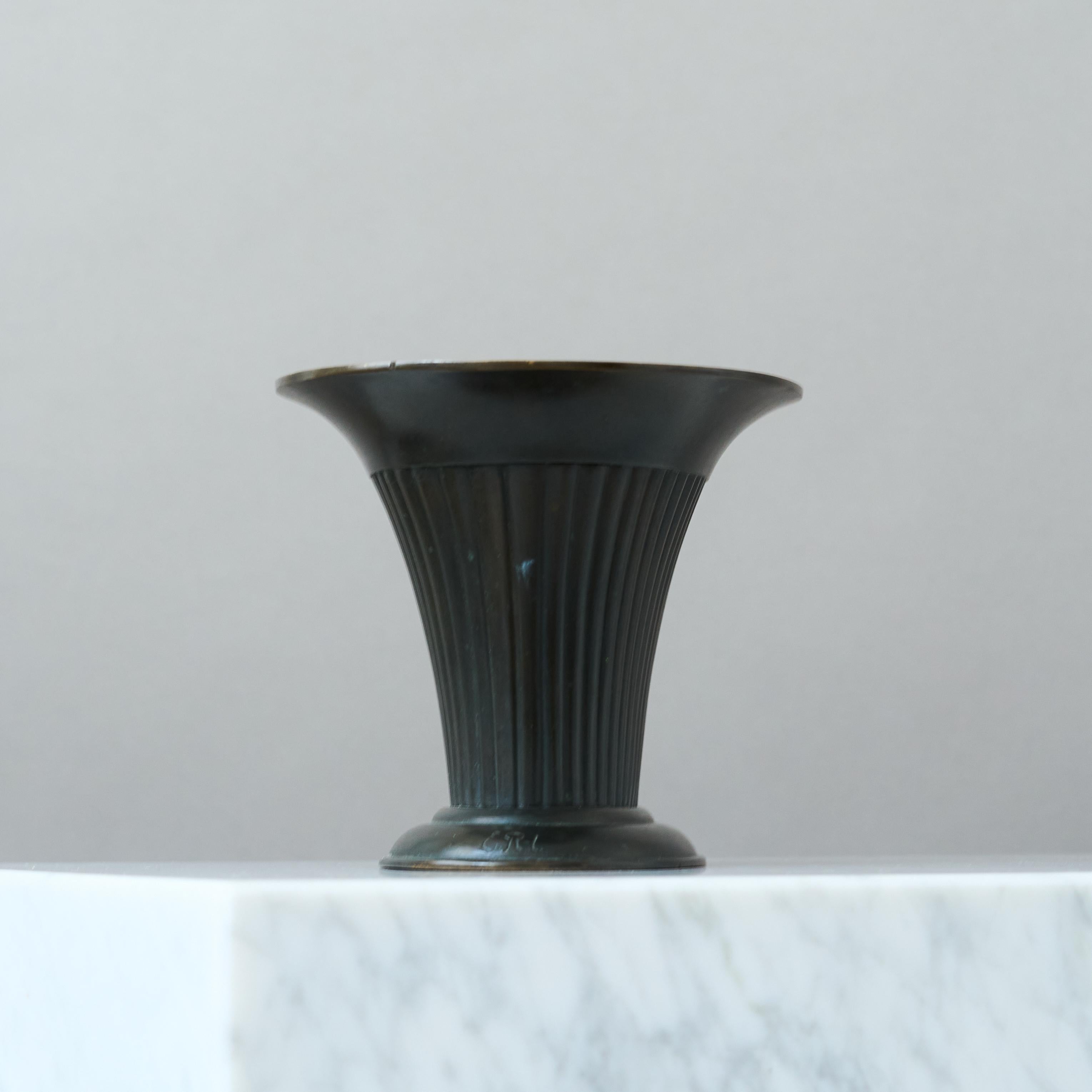 Raro vaso scanalato in bronzo Art Deco con. Inserto traforato di Otto Meyer. Svezia, anni '20 in vendita 3