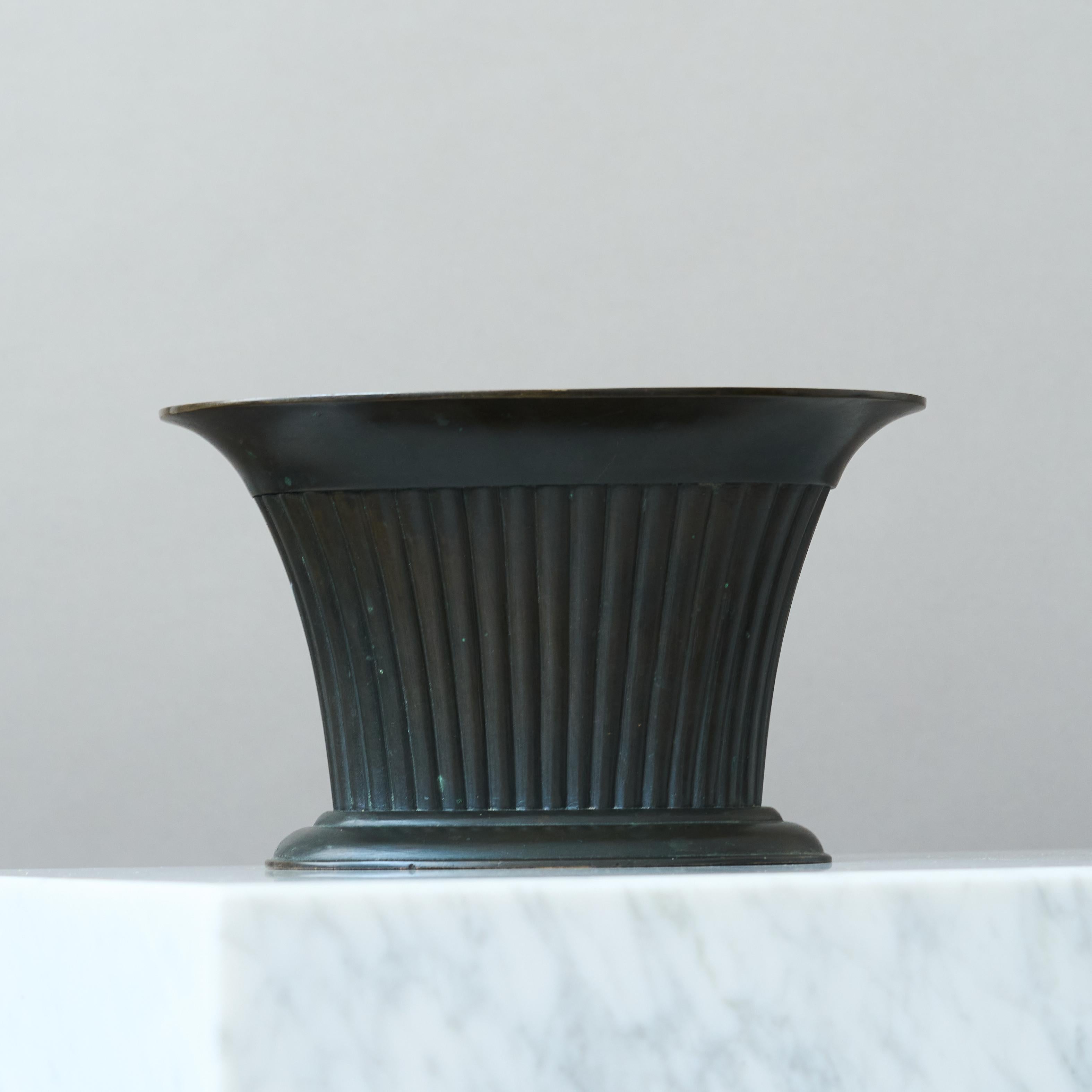 Raro vaso scanalato in bronzo Art Deco con. Inserto traforato di Otto Meyer. Svezia, anni '20 in vendita 5