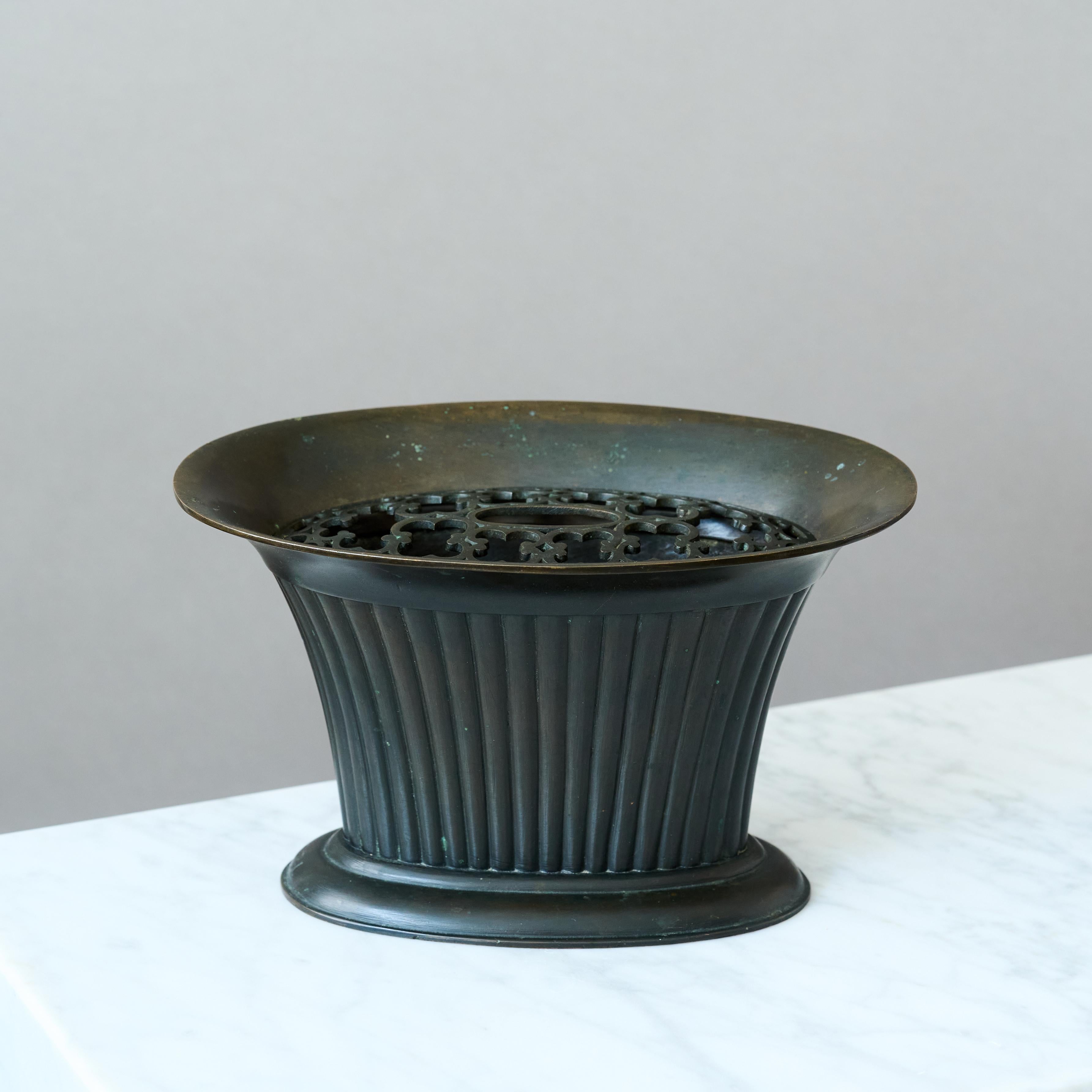 Raro vaso scanalato in bronzo Art Deco con. Inserto traforato di Otto Meyer. Svezia, anni '20 in vendita 7