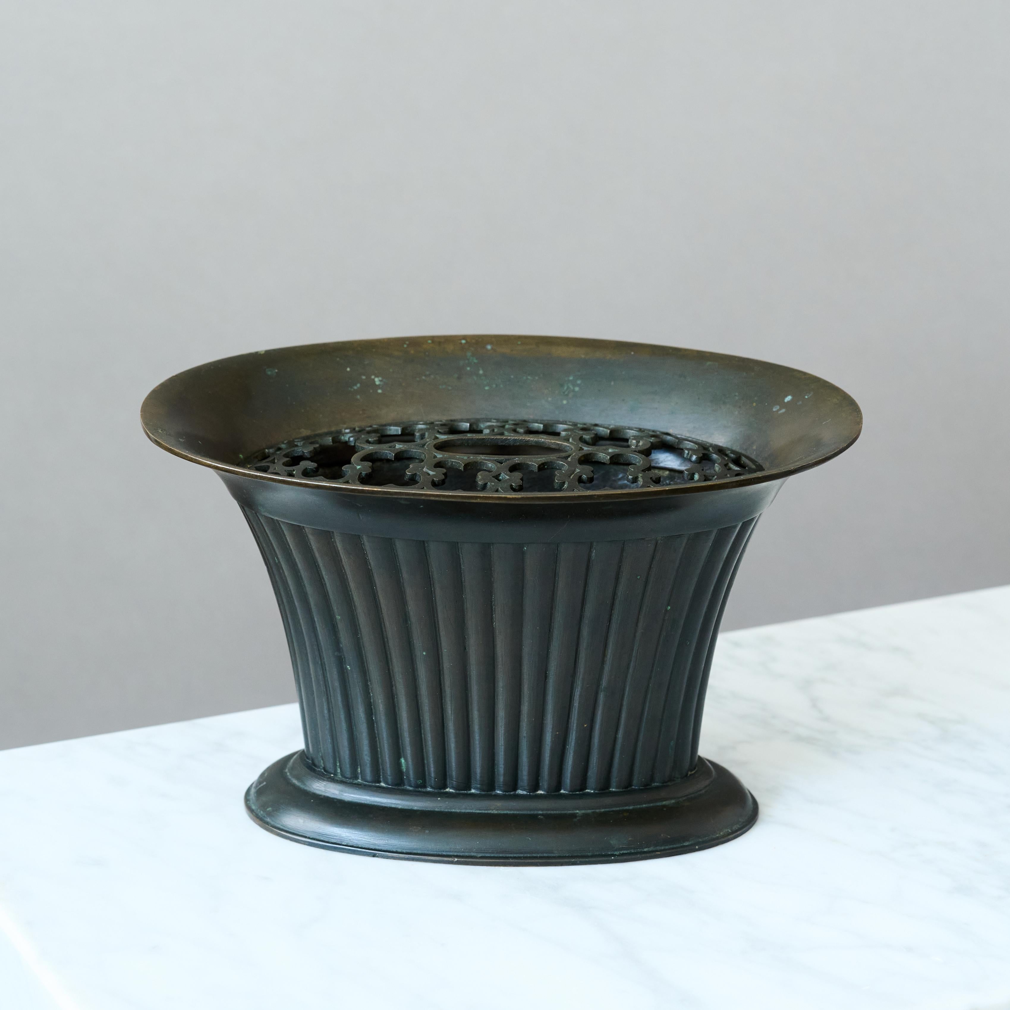 Raro vaso scanalato in bronzo Art Deco con. Inserto traforato di Otto Meyer. Svezia, anni '20 in vendita 8