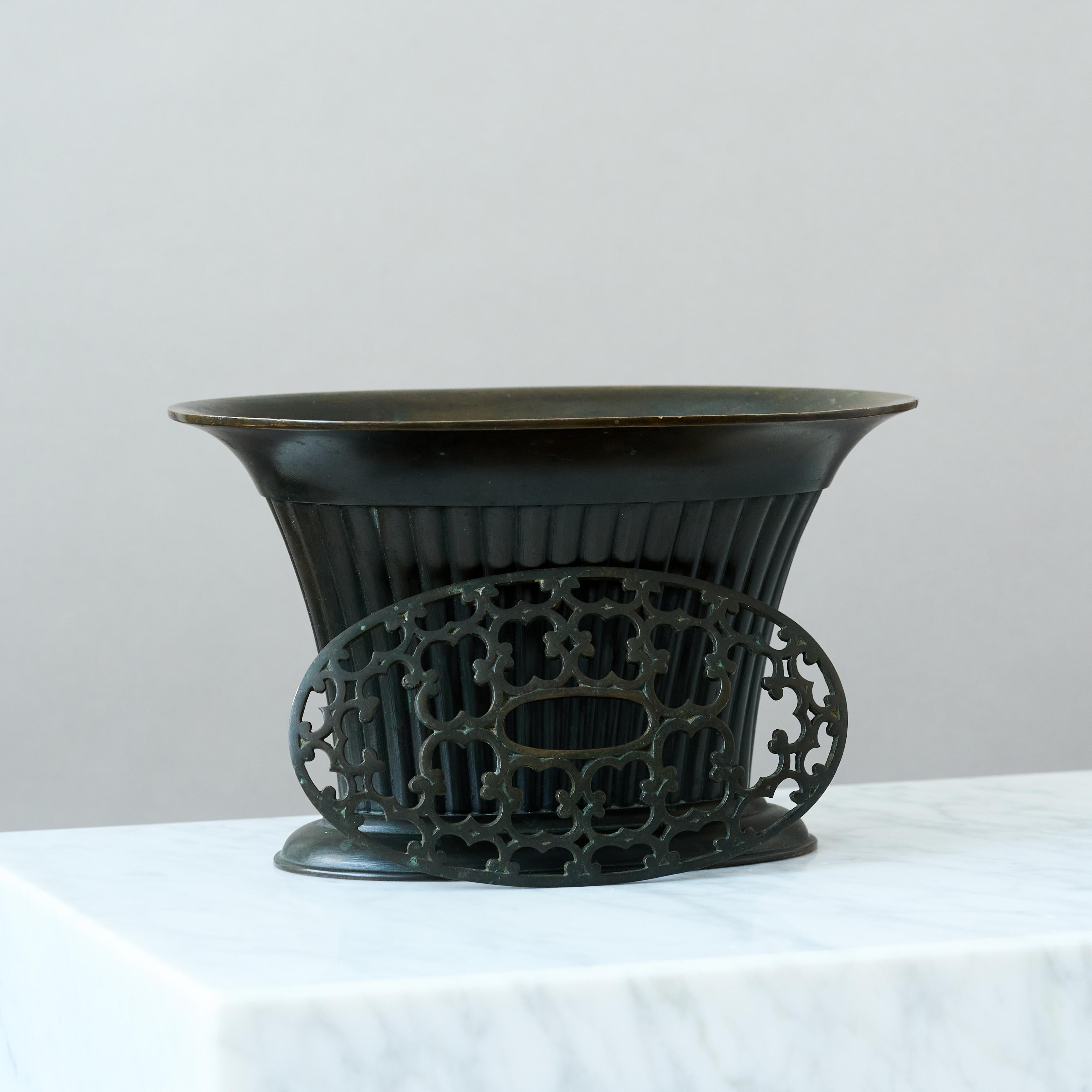 Raro vaso scanalato in bronzo Art Deco con. Inserto traforato di Otto Meyer. Svezia, anni '20 in vendita 9