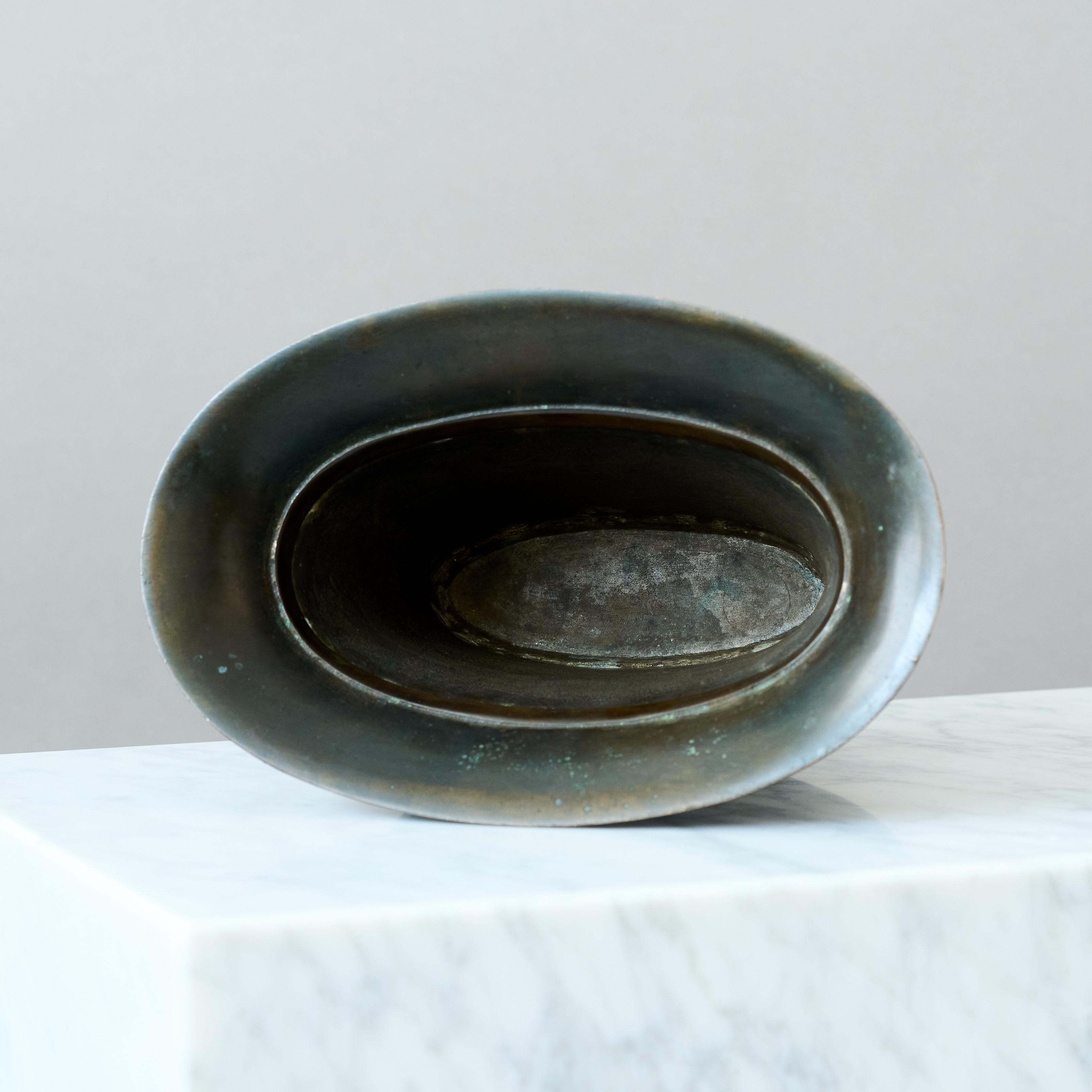 Raro vaso scanalato in bronzo Art Deco con. Inserto traforato di Otto Meyer. Svezia, anni '20 in vendita 10