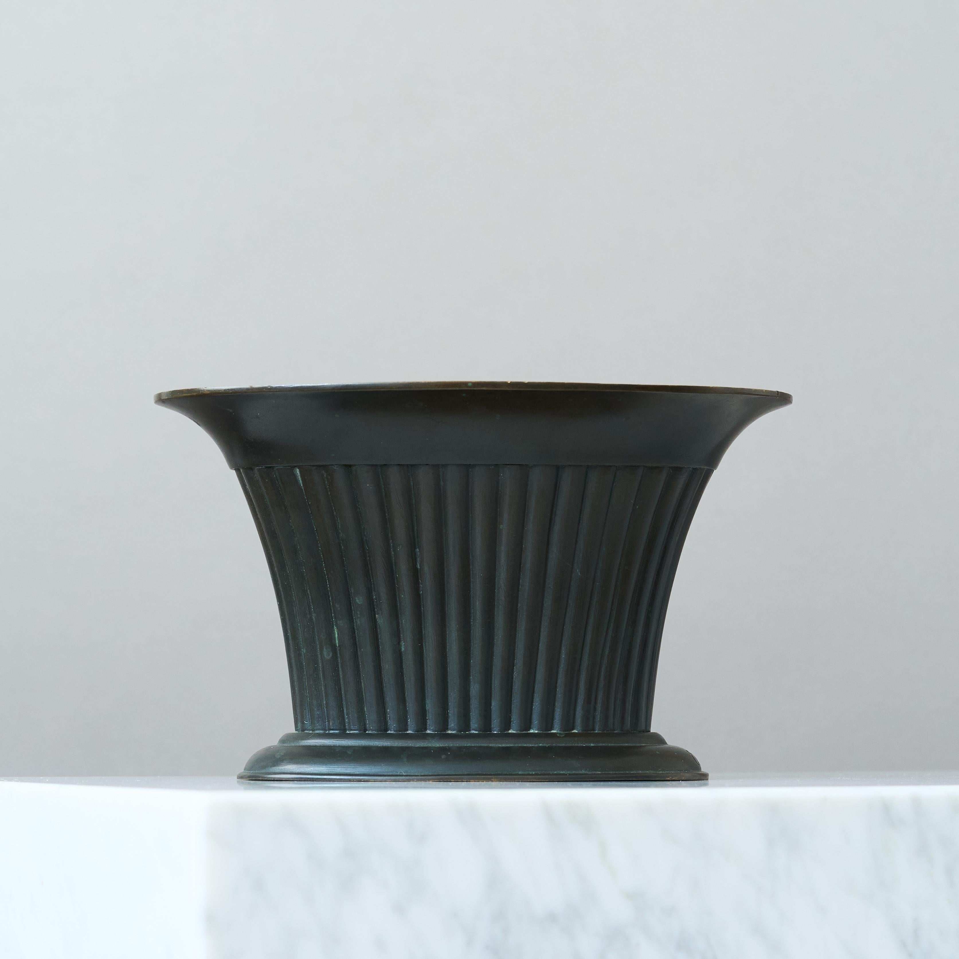 Art Déco Raro vaso scanalato in bronzo Art Deco con. Inserto traforato di Otto Meyer. Svezia, anni '20 in vendita