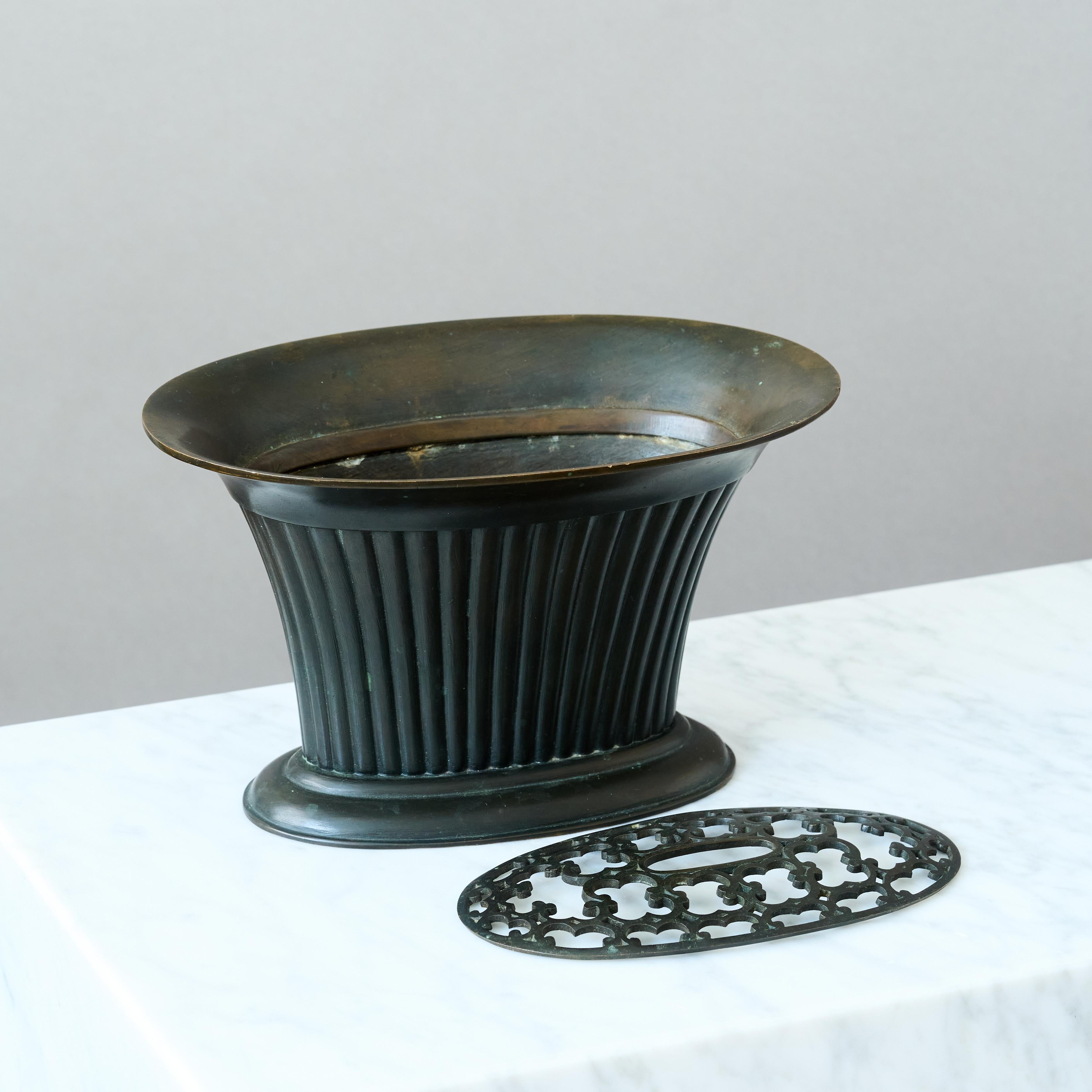 Svedese Raro vaso scanalato in bronzo Art Deco con. Inserto traforato di Otto Meyer. Svezia, anni '20 in vendita