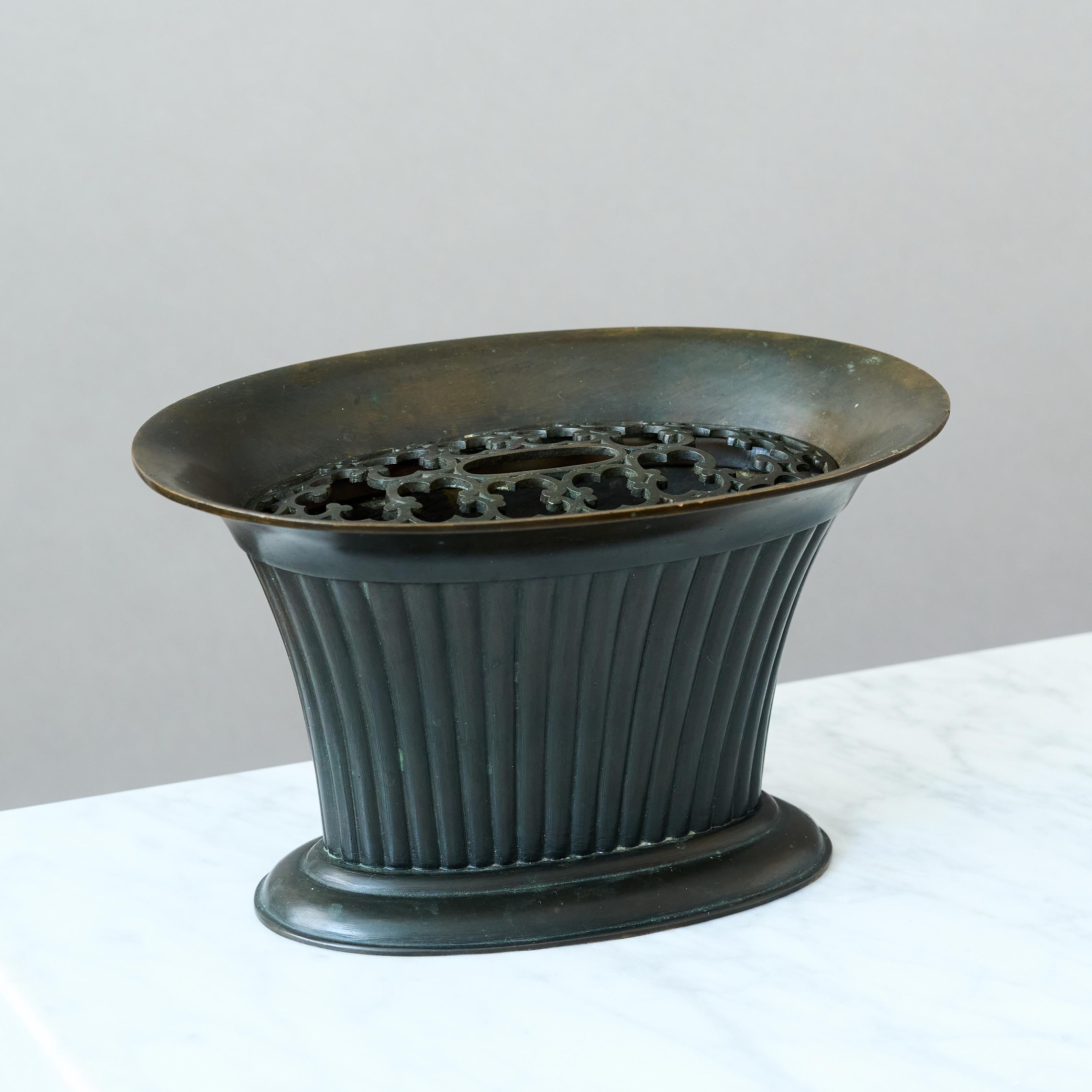 Calco Raro vaso scanalato in bronzo Art Deco con. Inserto traforato di Otto Meyer. Svezia, anni '20 in vendita