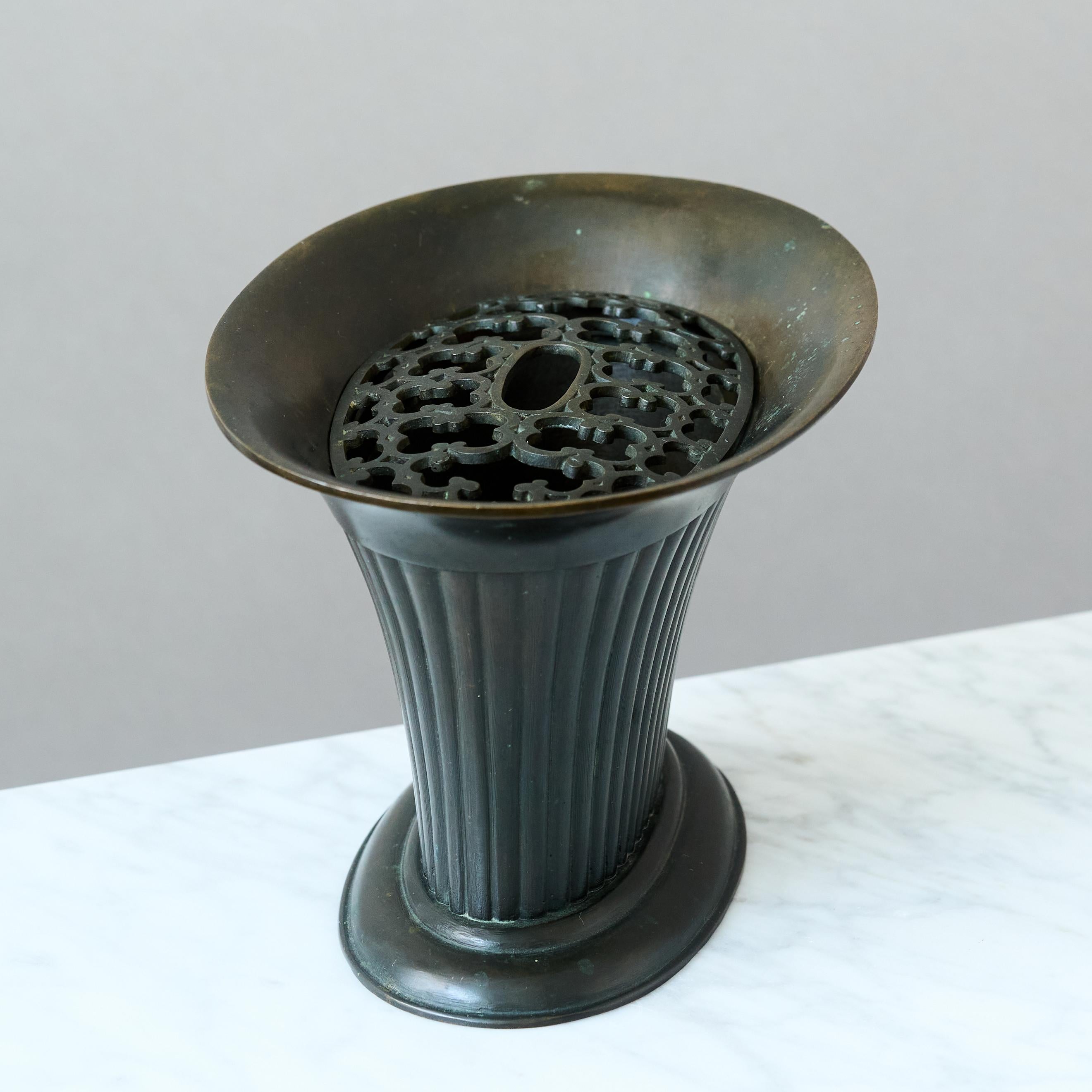 Raro vaso scanalato in bronzo Art Deco con. Inserto traforato di Otto Meyer. Svezia, anni '20 In condizioni buone in vendita a Malmö, SE