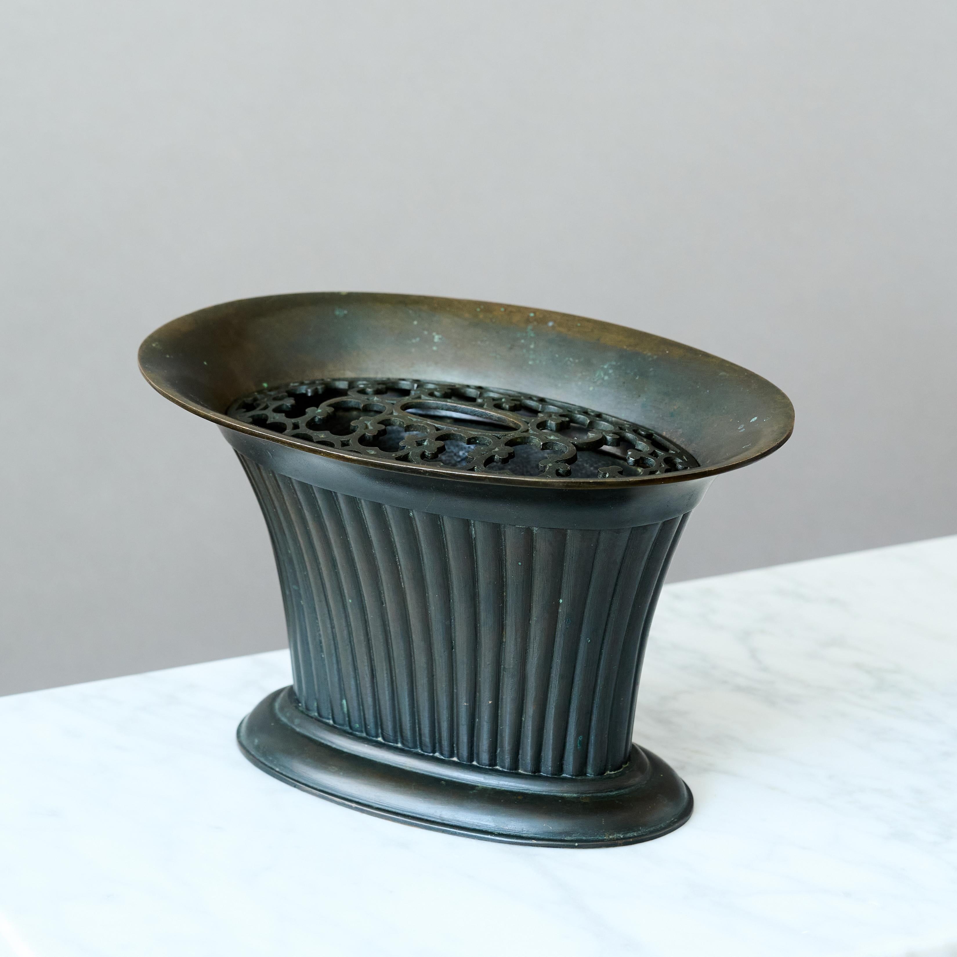 Inizio XX secolo Raro vaso scanalato in bronzo Art Deco con. Inserto traforato di Otto Meyer. Svezia, anni '20 in vendita