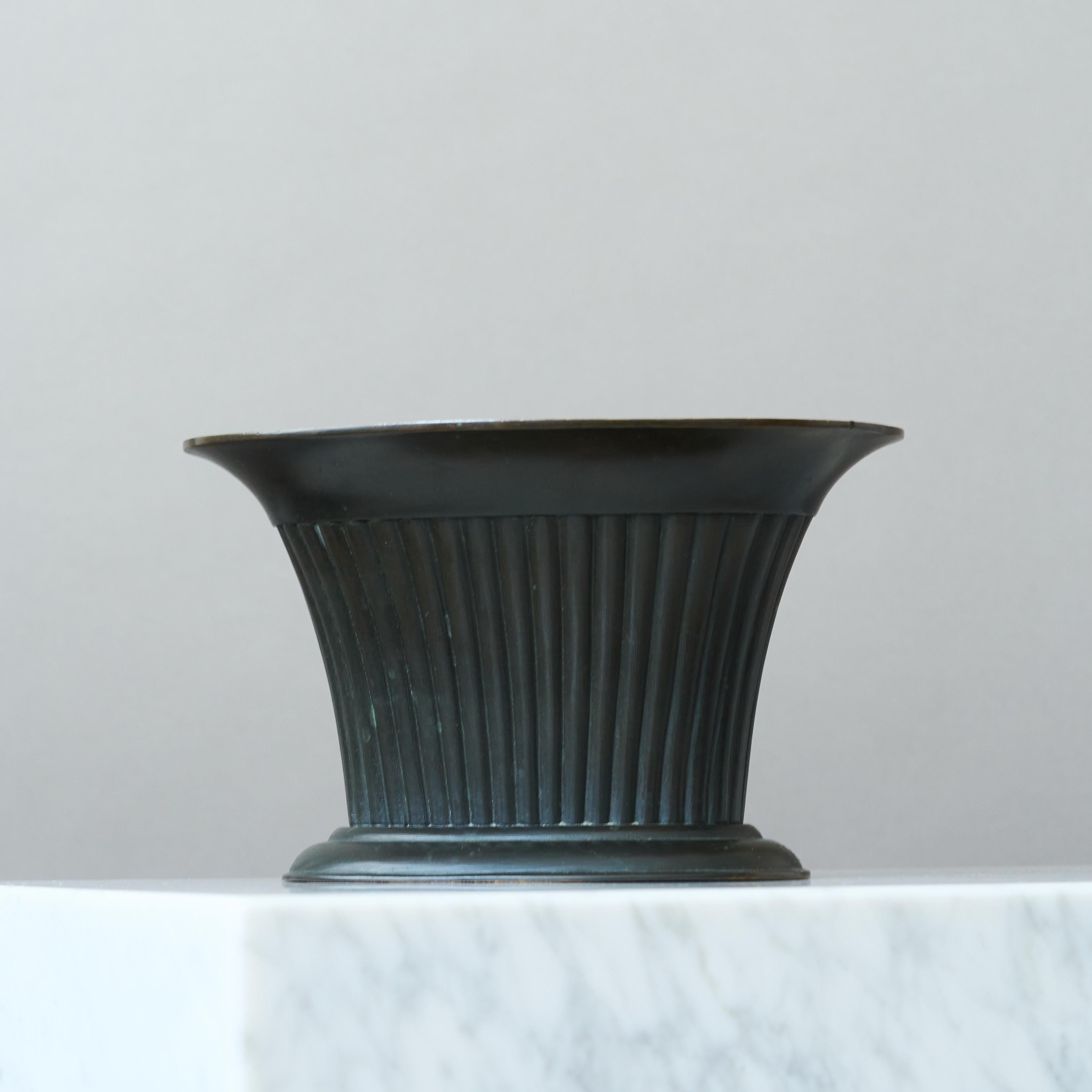 Bronzo Raro vaso scanalato in bronzo Art Deco con. Inserto traforato di Otto Meyer. Svezia, anni '20 in vendita