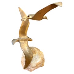 Rare sculpture d'oiseaux volants en finition bronze, base en marbre brut signée Jere