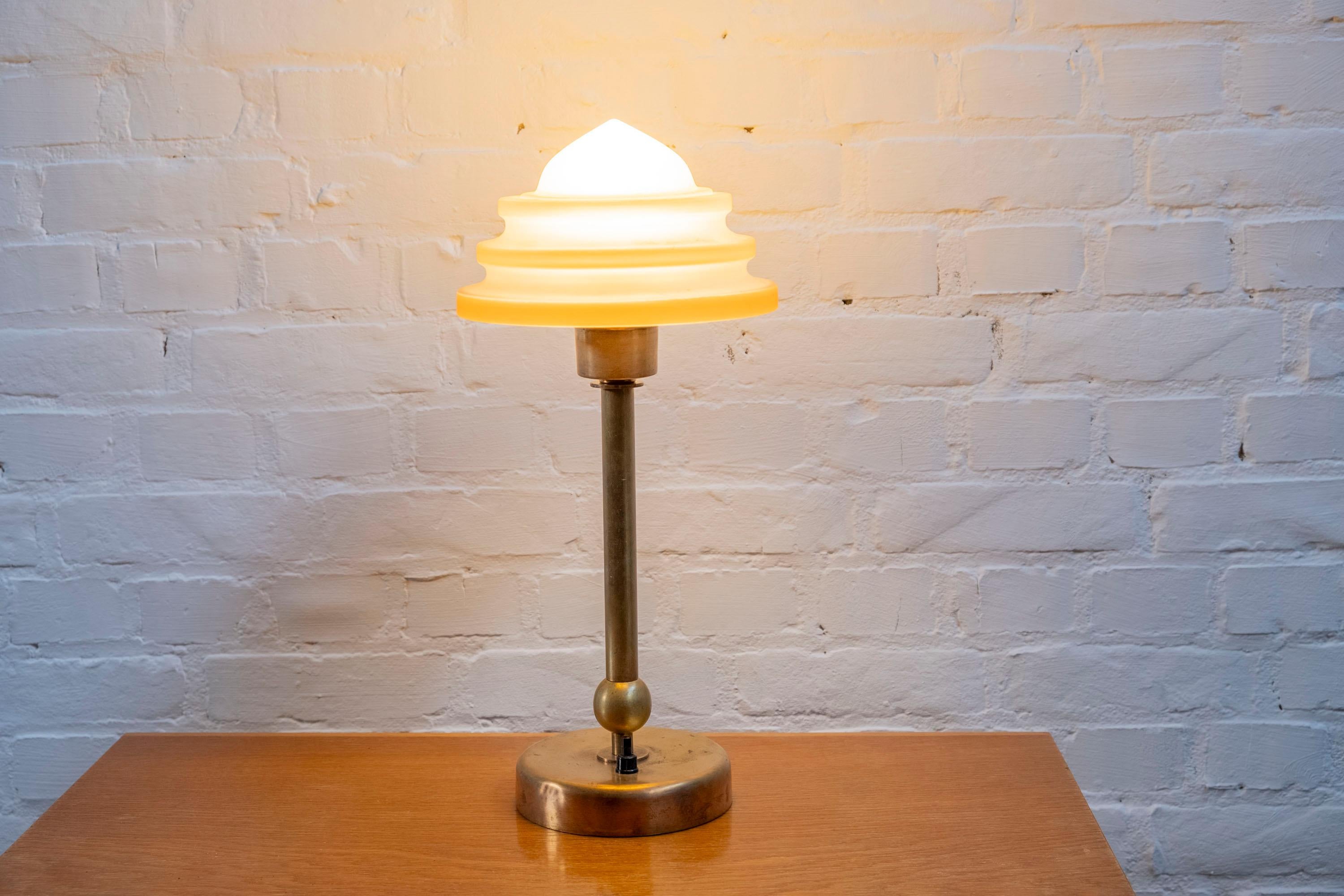 Lampe de table Art déco en laiton et verre par Fog & Mørup du Danemark. La lampe présente la rare variante de la lampe dite 