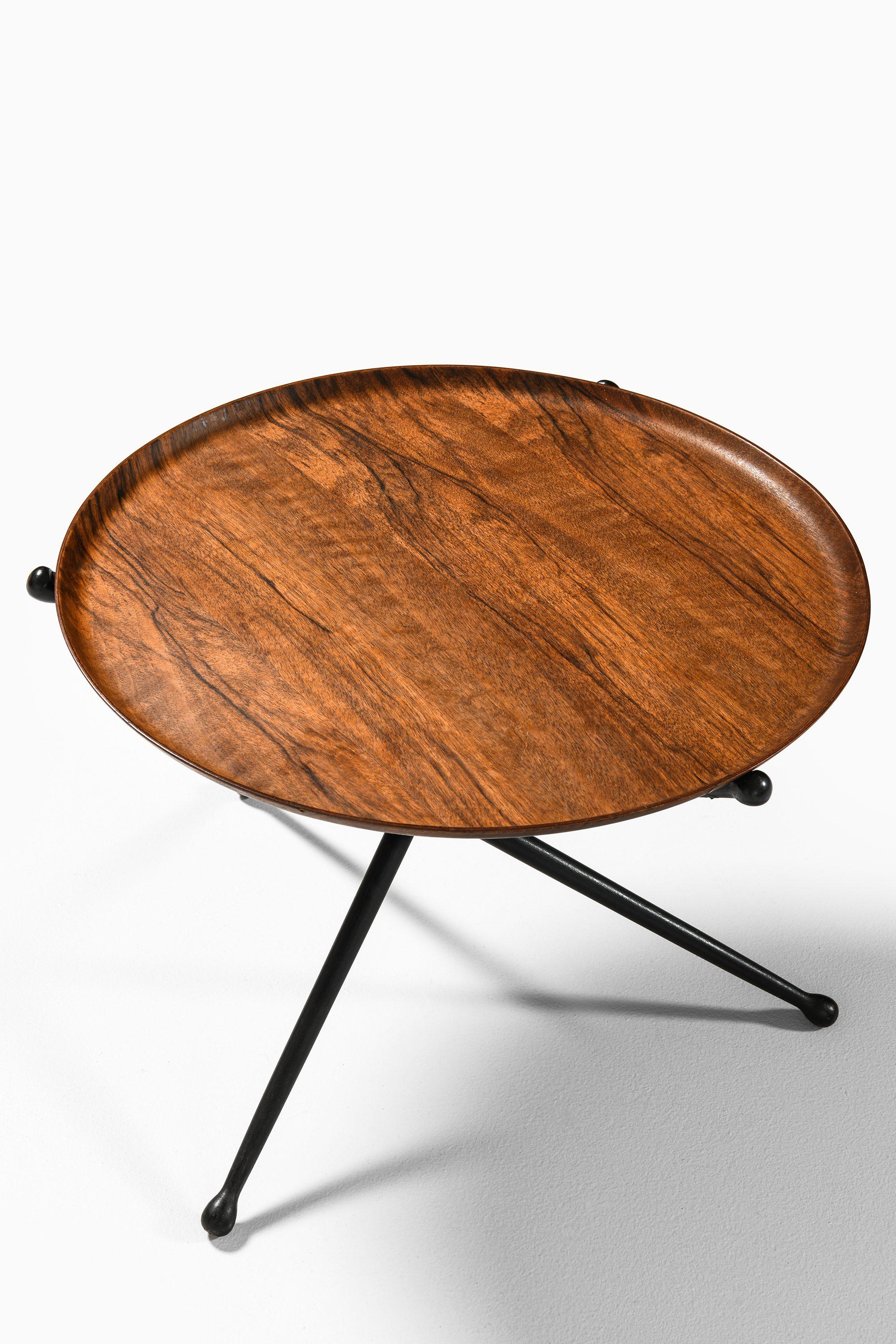 Rara mesa auxiliar plegable de palisandro, latón y madera lacada en negro, años 50 Moderno de mediados de siglo en venta