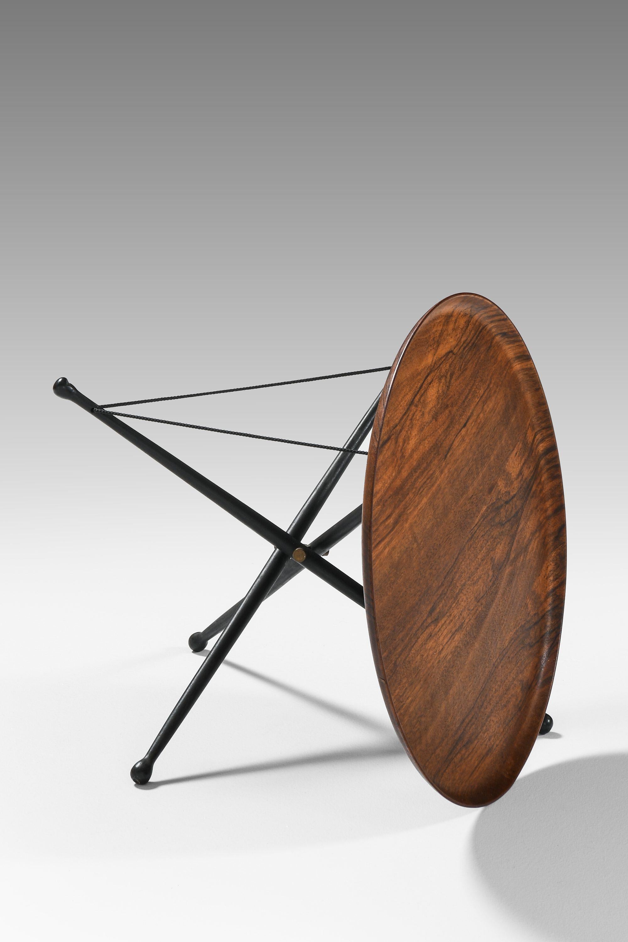 Rara mesa auxiliar plegable de palisandro, latón y madera lacada en negro, años 50 Lacado en venta