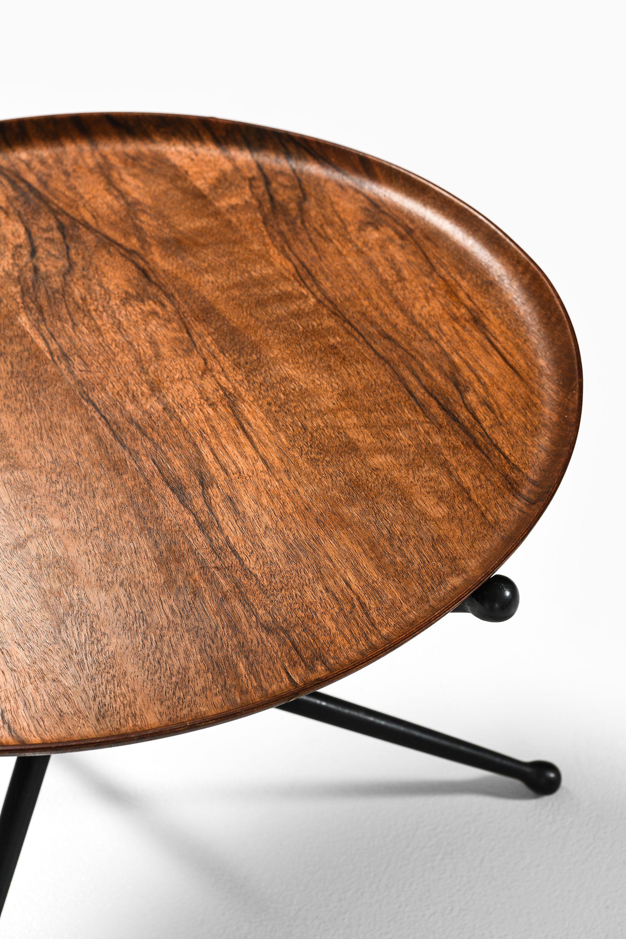 Rara mesa auxiliar plegable de palisandro, latón y madera lacada en negro, años 50 en Bueno estado para la venta en Limhamn, Skåne län