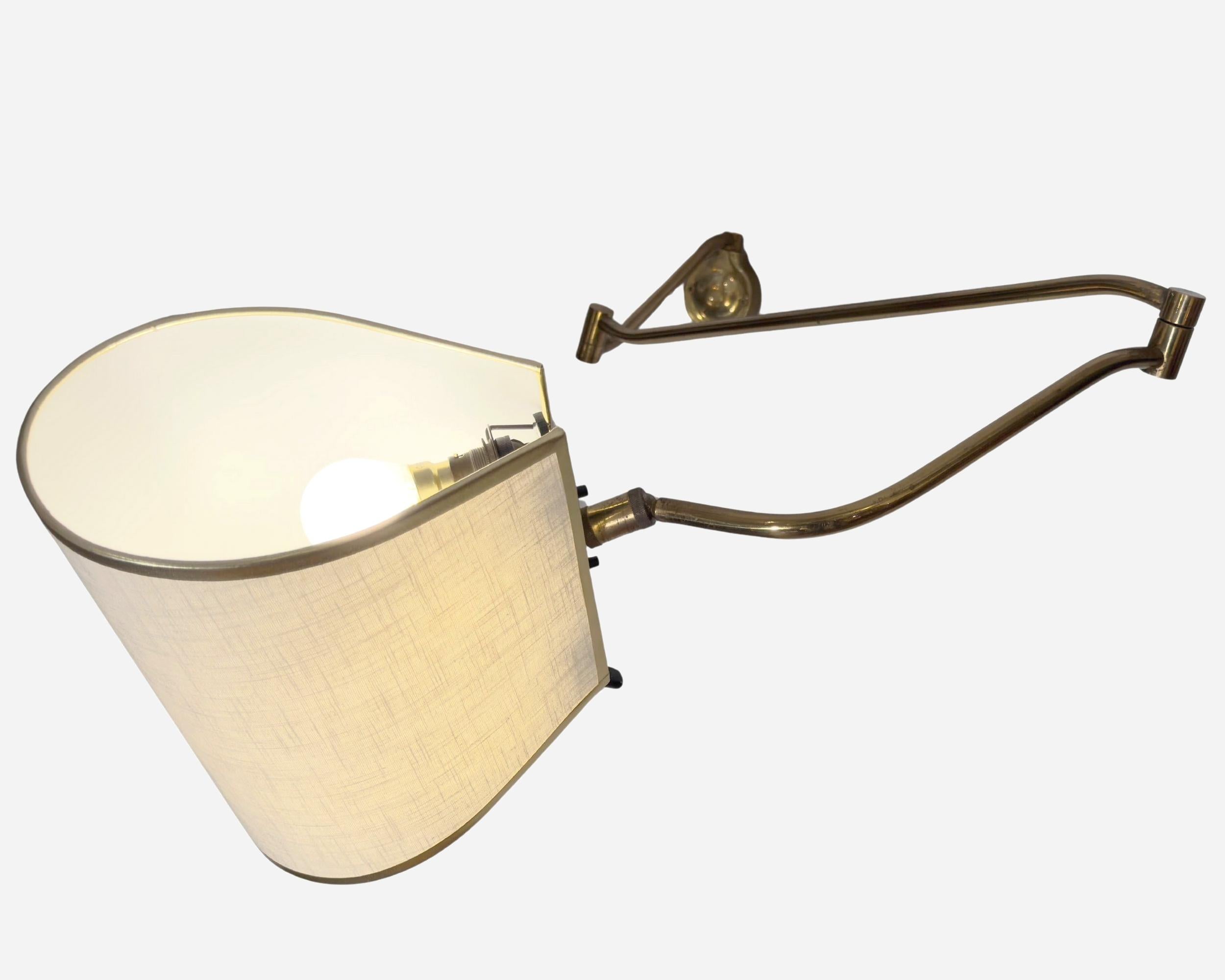 Seltene klappbare Wandleuchte aus massivem Messing, Frankreich, um 1950 (Moderne der Mitte des Jahrhunderts) im Angebot
