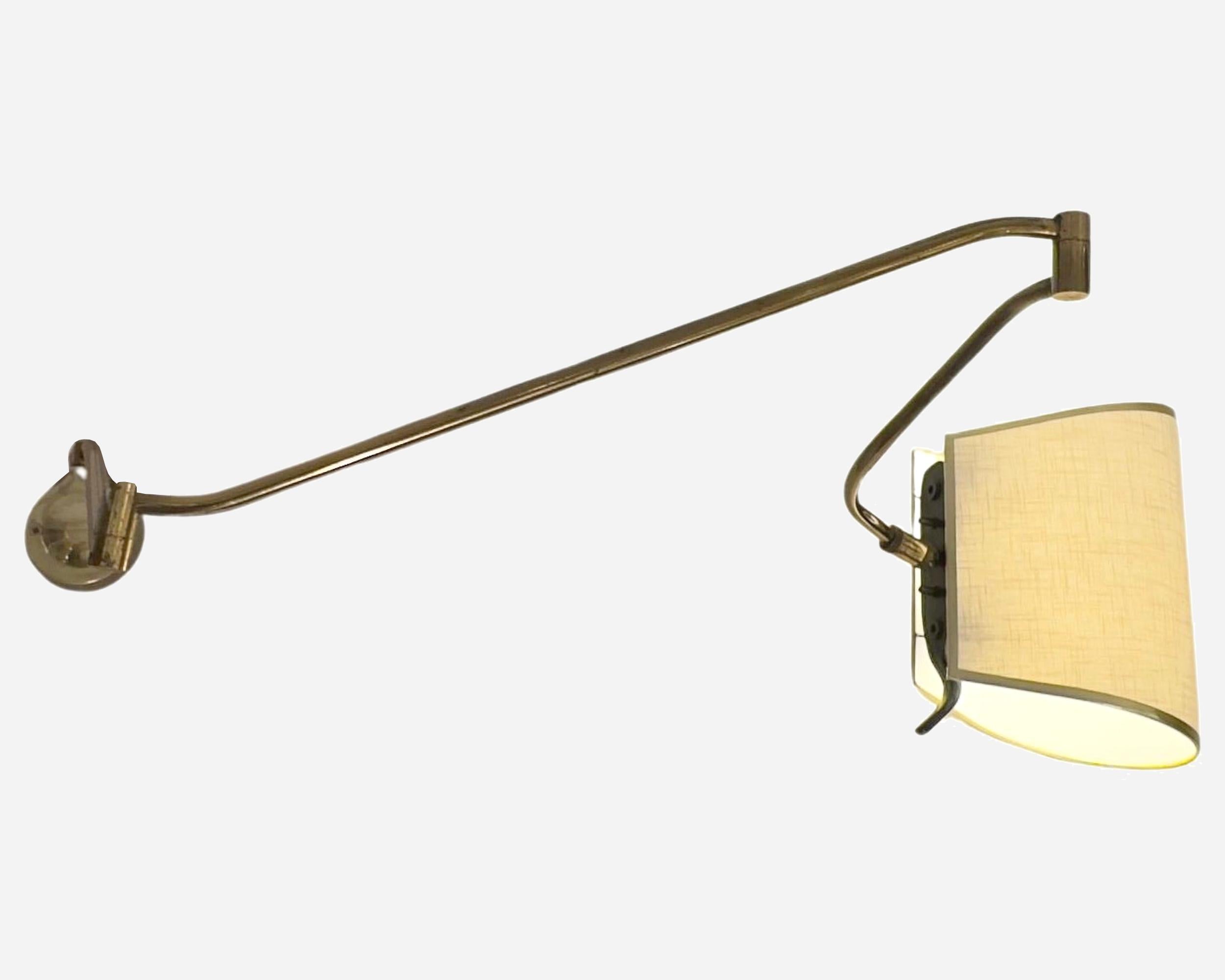 Seltene klappbare Wandleuchte aus massivem Messing, Frankreich, um 1950 (Französisch) im Angebot