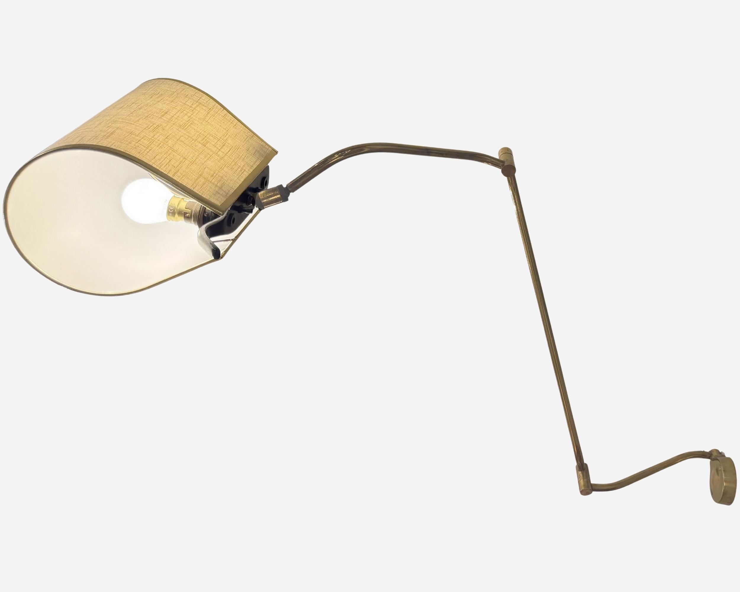 Seltene klappbare Wandleuchte aus massivem Messing, Frankreich, um 1950 (Vergoldet) im Angebot