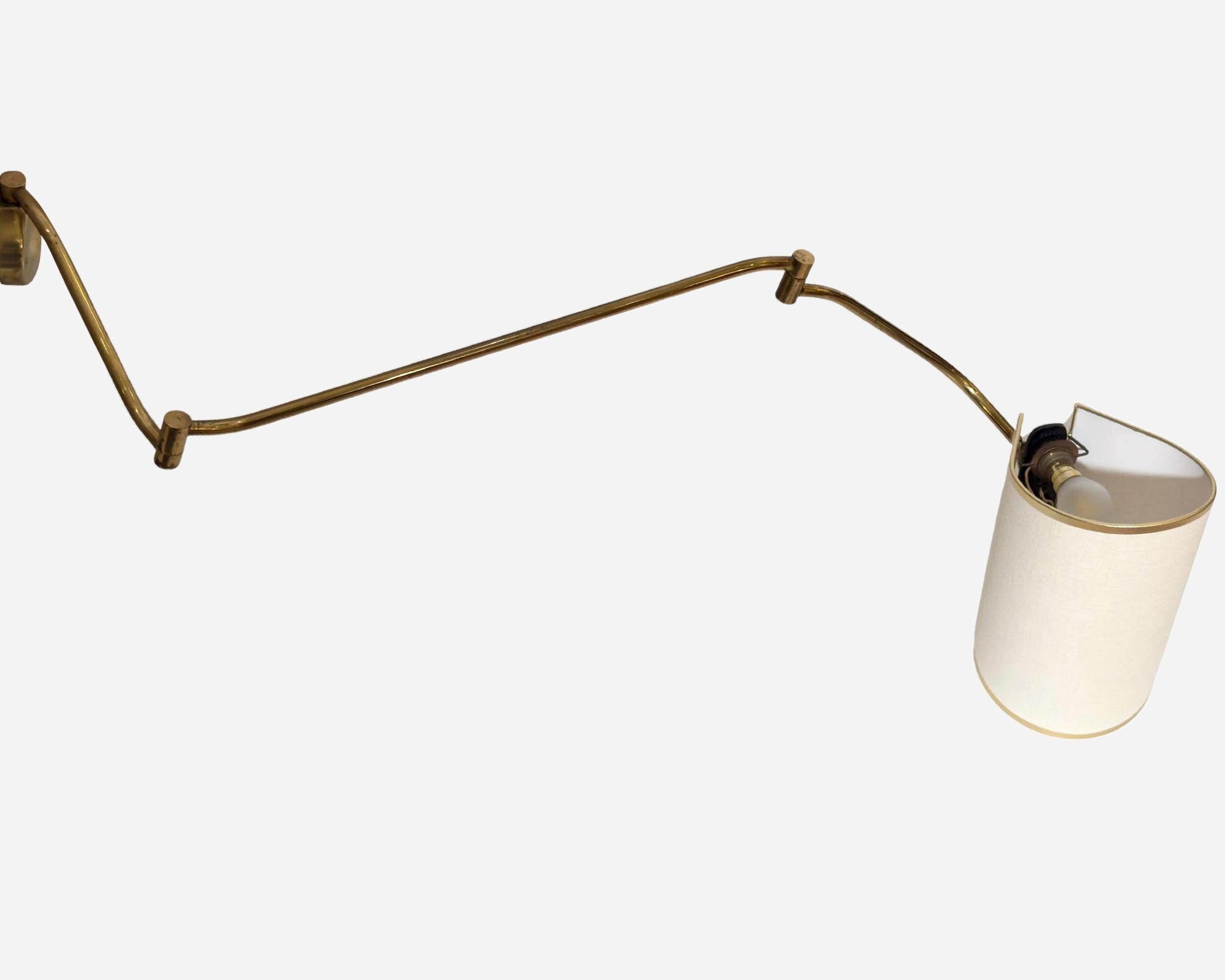 Seltene klappbare Wandleuchte aus massivem Messing, Frankreich, um 1950 im Zustand „Gut“ im Angebot in Paris, FR