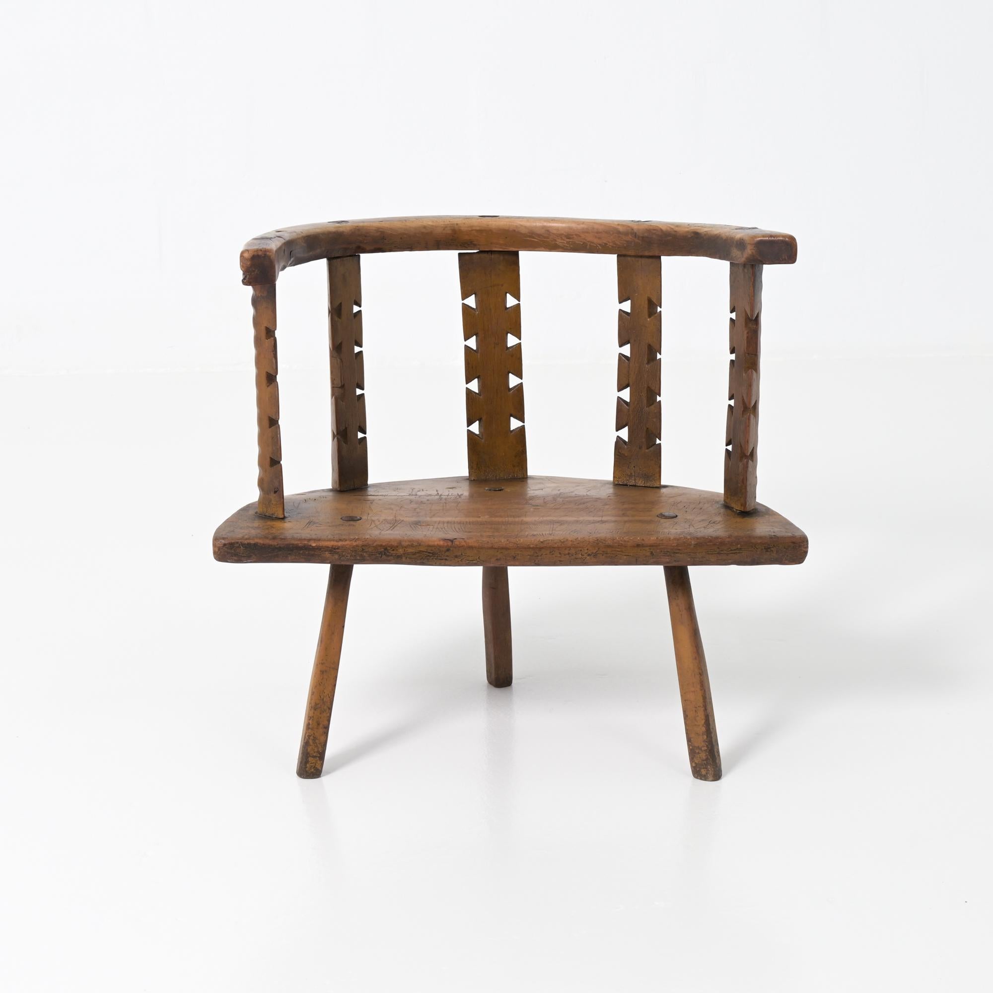 Esta silla misteriosa llamará sin duda la atención de cualquier visitante. No podemos decir mucho sobre la edad, pero esta silla podría tener sin duda 200 años. Seguro que es una silla europea, pero no nos atrevemos a decir a qué país pertenece en