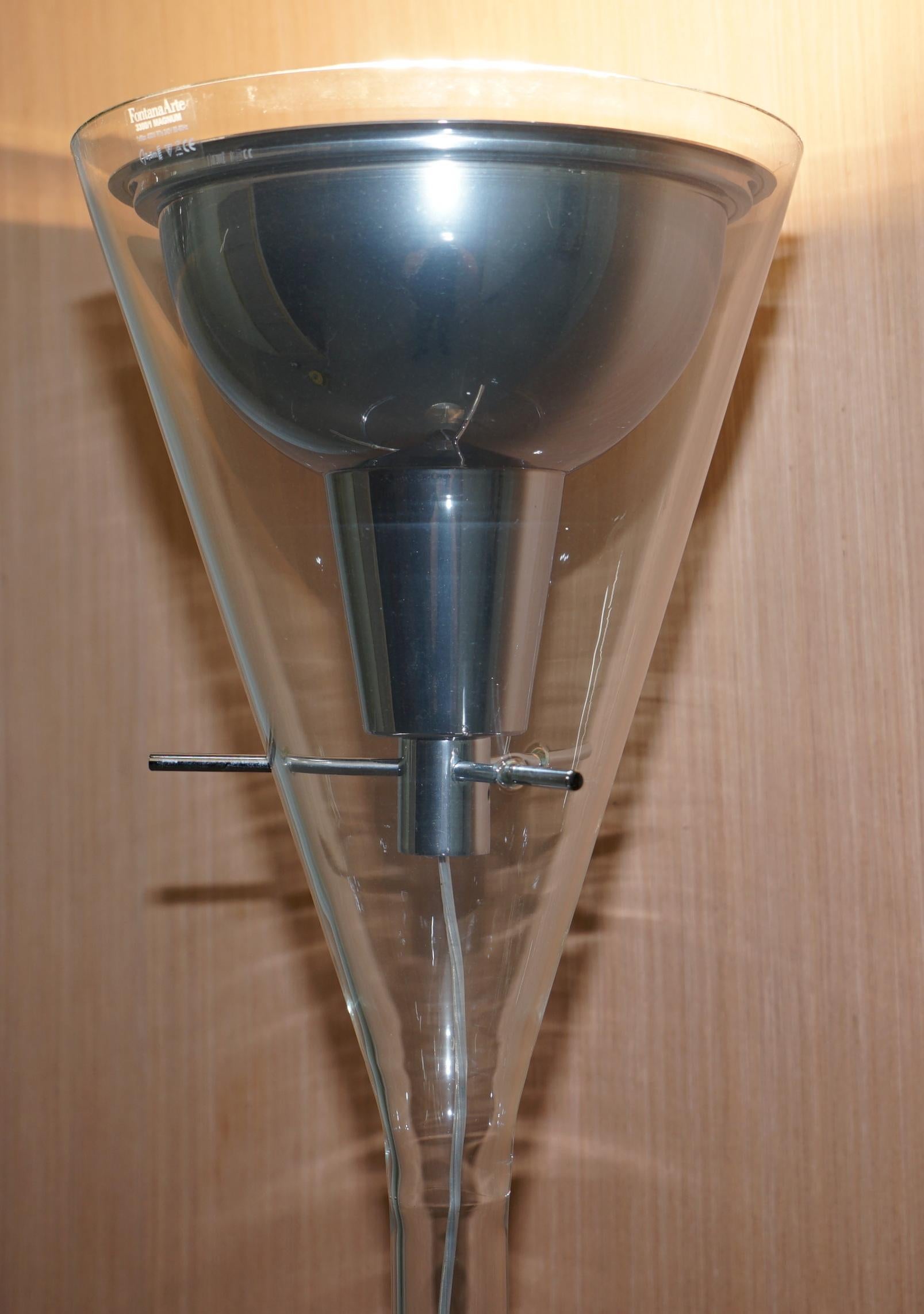 20ième siècle Rare lampe de sol Fontana Arte Flute Magnum en verre et chrome en vente