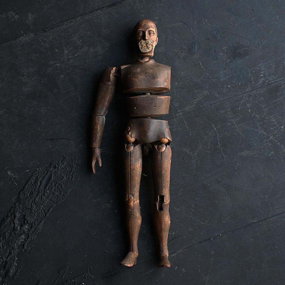 Rare Form A d'Artistics Lay du début du 20ème siècle 
Un peu abîmée et meurtrie par des années d'utilisation, cette forme rare d'une figure laïque d'artiste entièrement articulée a encore beaucoup de caractère et de charme, plus artistique que