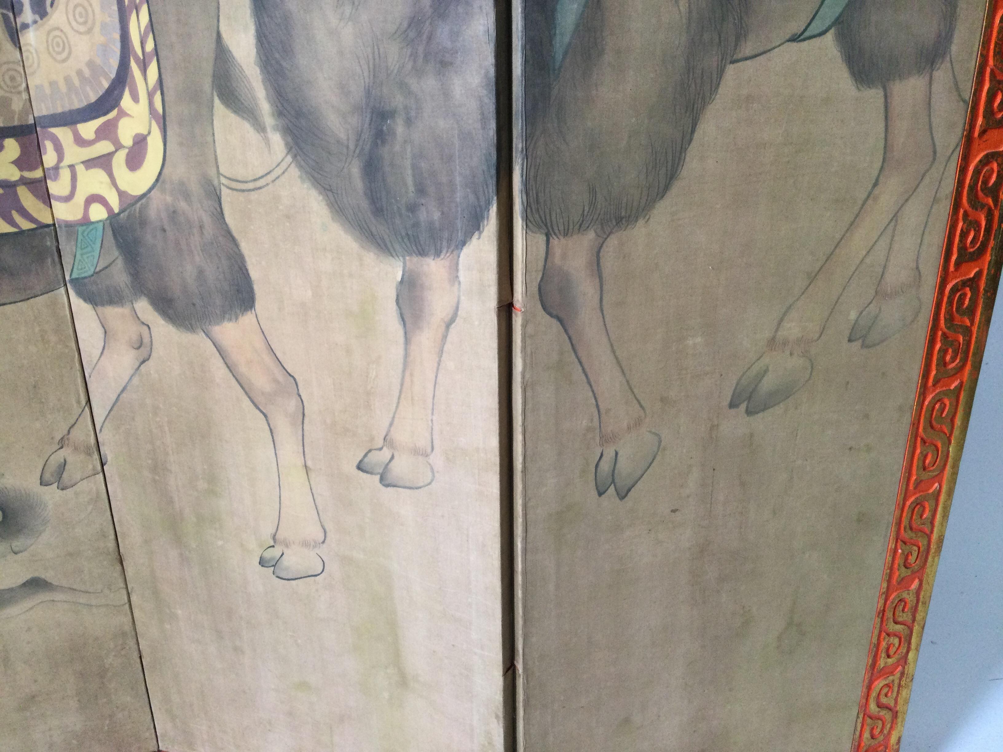 Seltener Raumteiler mit vier Tafeln und handbemalten Kamelien und Sherpas im Zustand „Gut“ im Angebot in Lambertville, NJ