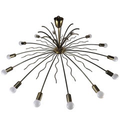 Raro lampadario a quattordici bracci in ottone e cristallo, anni '50, attribuito a Lobmeyr