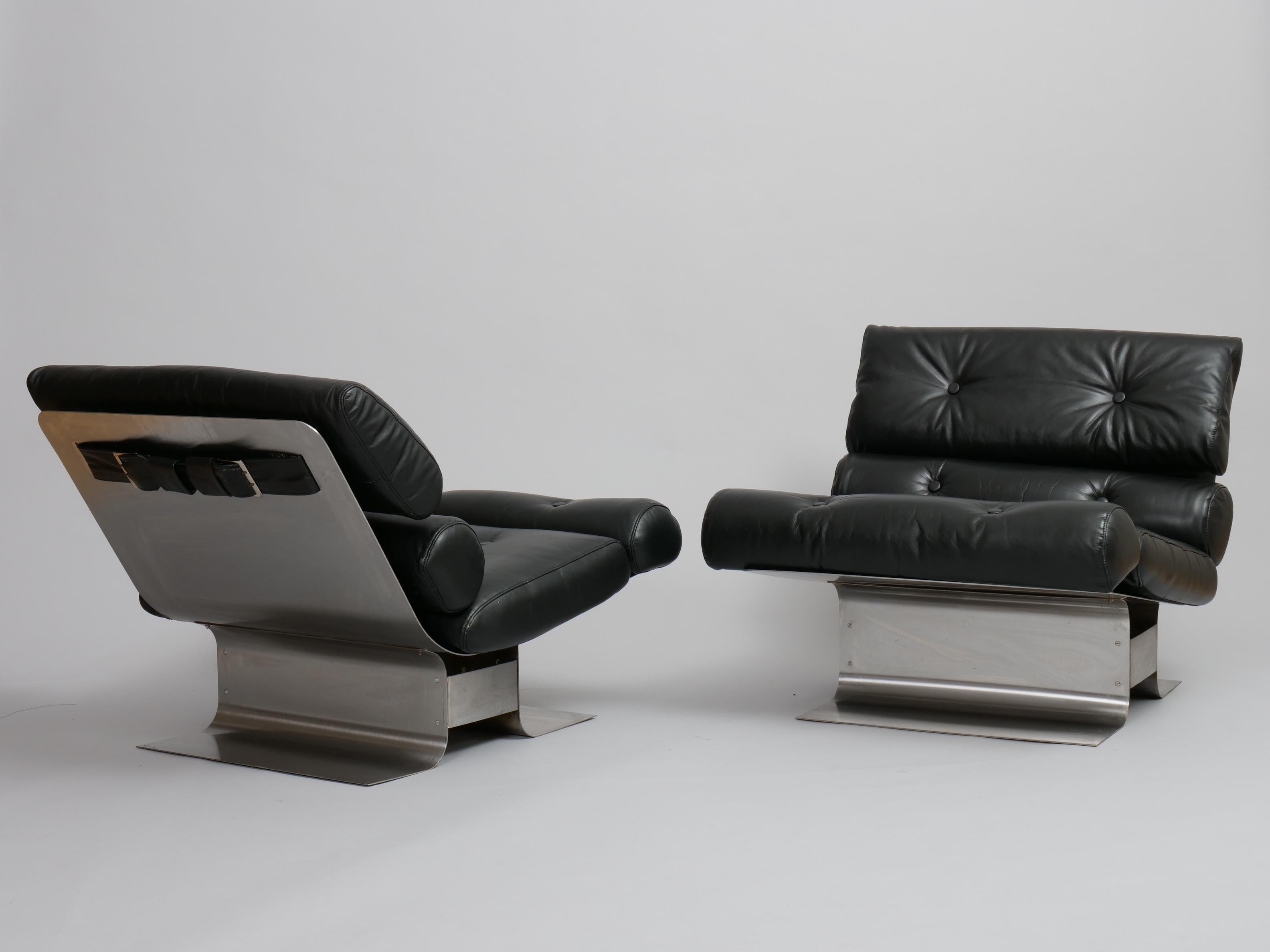 Rare paire de chaises longues conçues par Jean François Monnet et fabriquées par Kappa, France, en 1972.

Très rare à trouver car moins d'une centaine de chaises ont été fabriquées. 

Ils sont dans un état d'origine fantastique. 