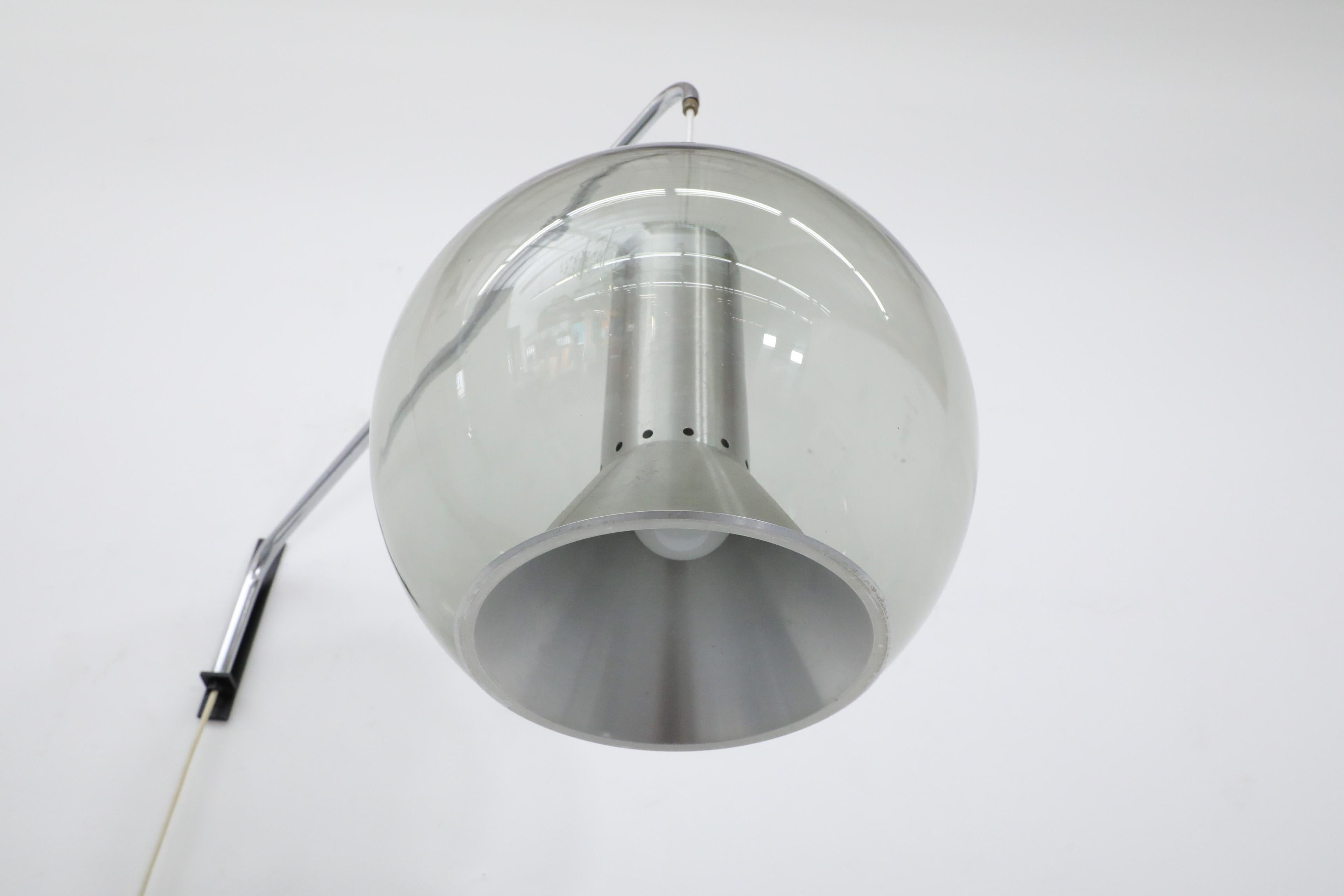 Frank Ligtelijn pour Raak Maxi Wall Lamp avec globe en verre soufflé fumé en vente 2