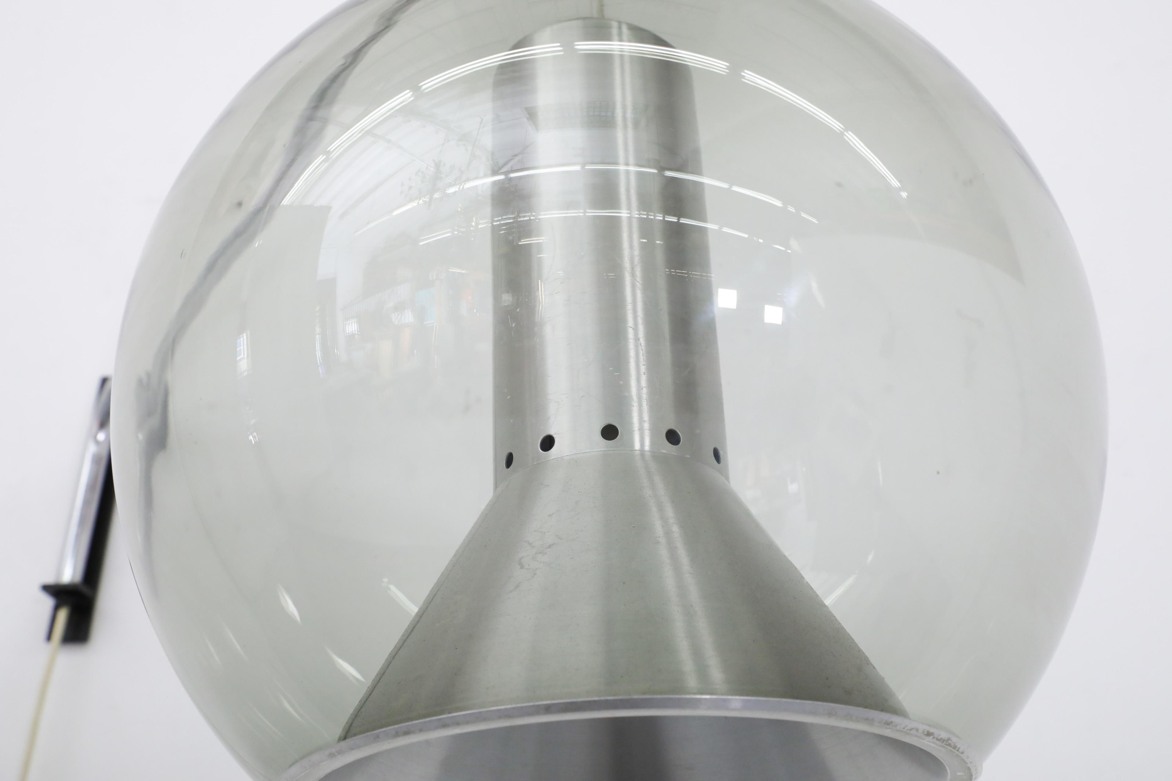 Frank Ligtelijn pour Raak Maxi Wall Lamp avec globe en verre soufflé fumé en vente 3