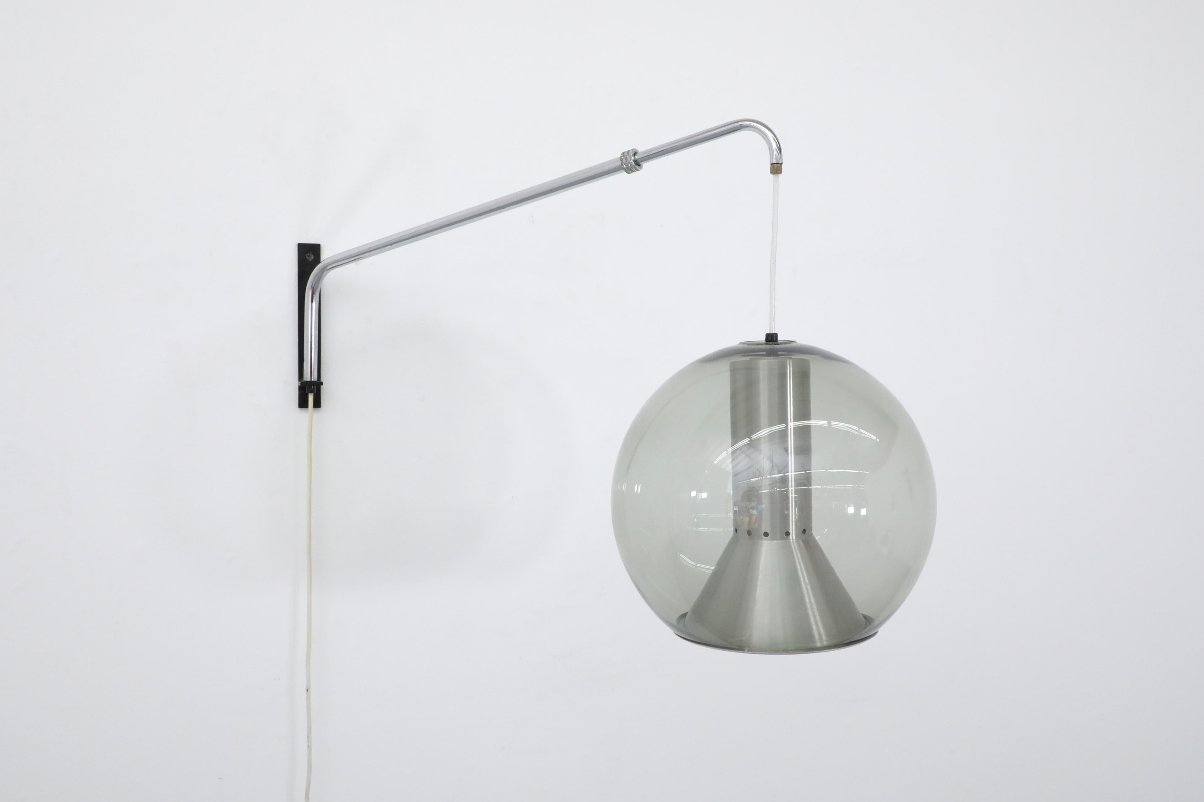 Frank Ligtelijn pour Raak Maxi Wall Lamp avec globe en verre soufflé fumé en vente 11