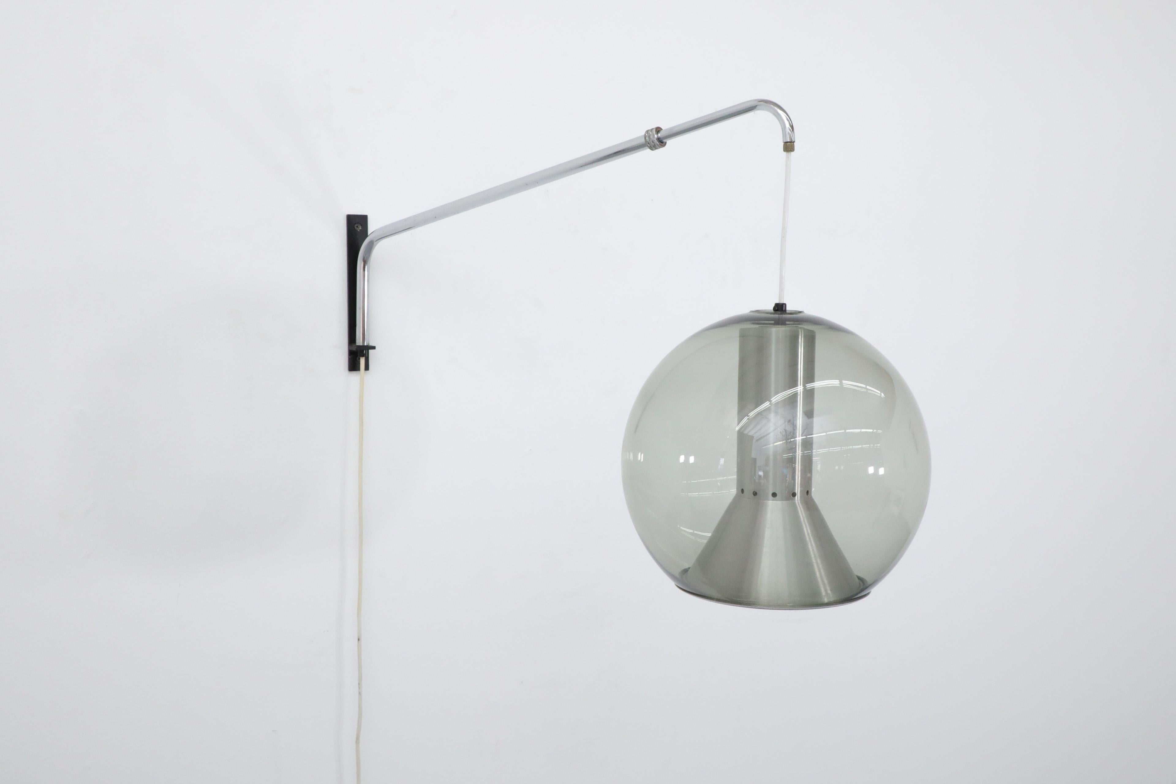Néerlandais Frank Ligtelijn pour Raak Maxi Wall Lamp avec globe en verre soufflé fumé en vente