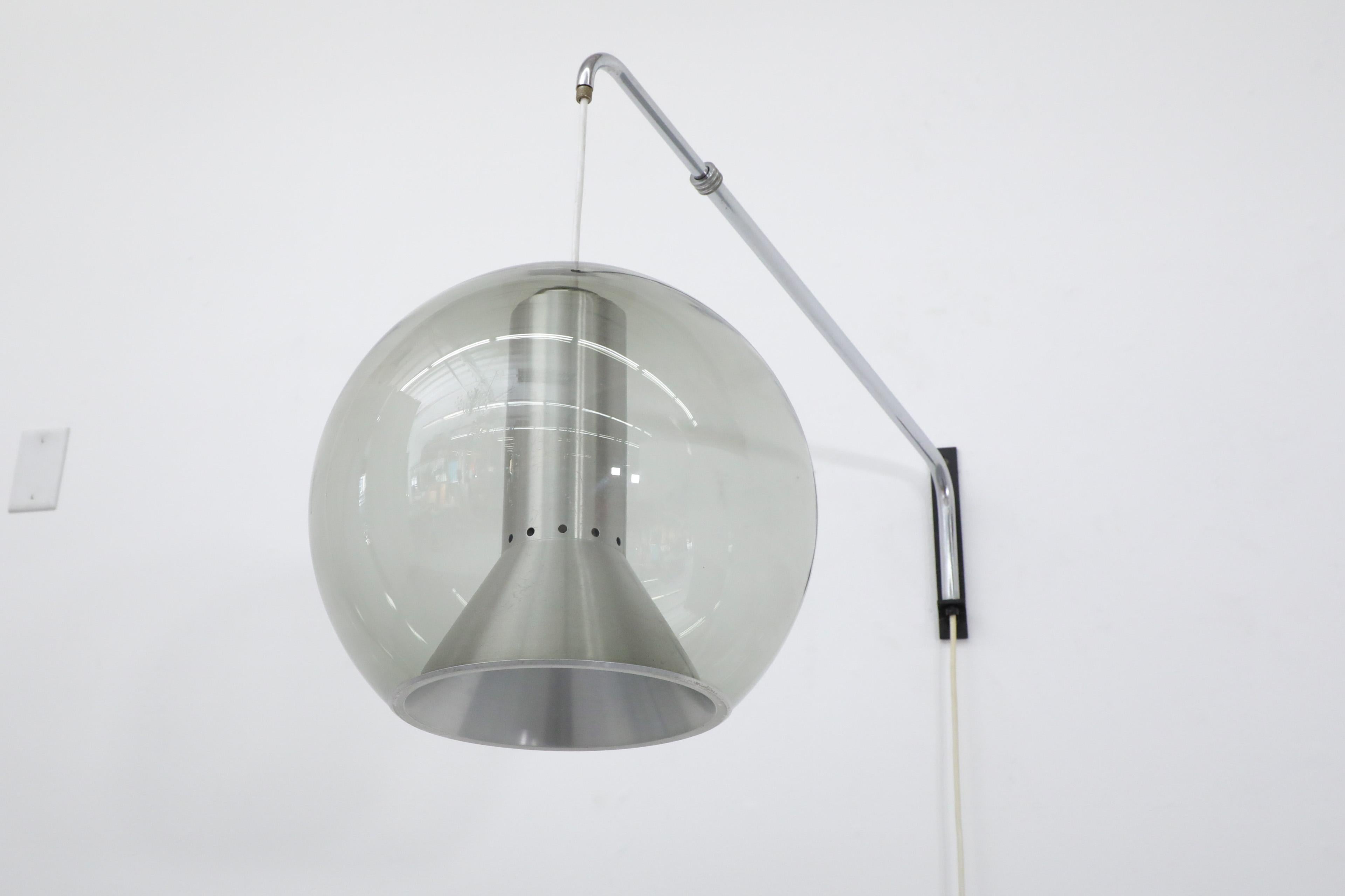 Émaillé Frank Ligtelijn pour Raak Maxi Wall Lamp avec globe en verre soufflé fumé en vente