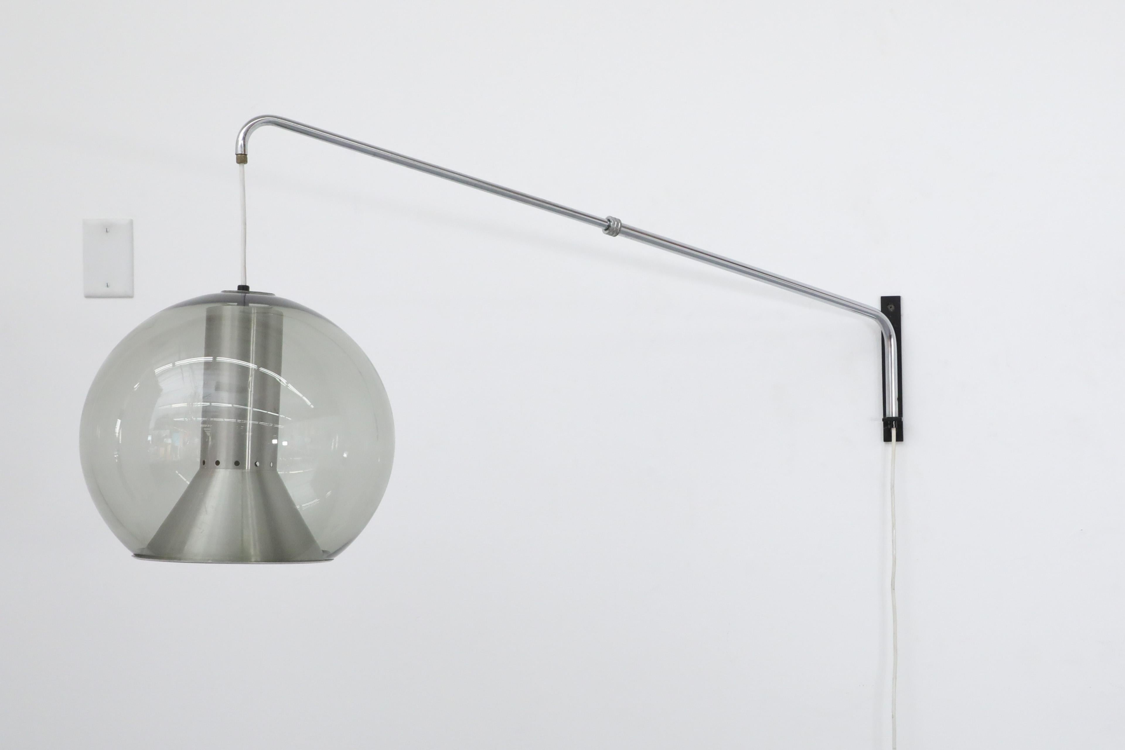 Frank Ligtelijn pour Raak Maxi Wall Lamp avec globe en verre soufflé fumé Bon état - En vente à Los Angeles, CA