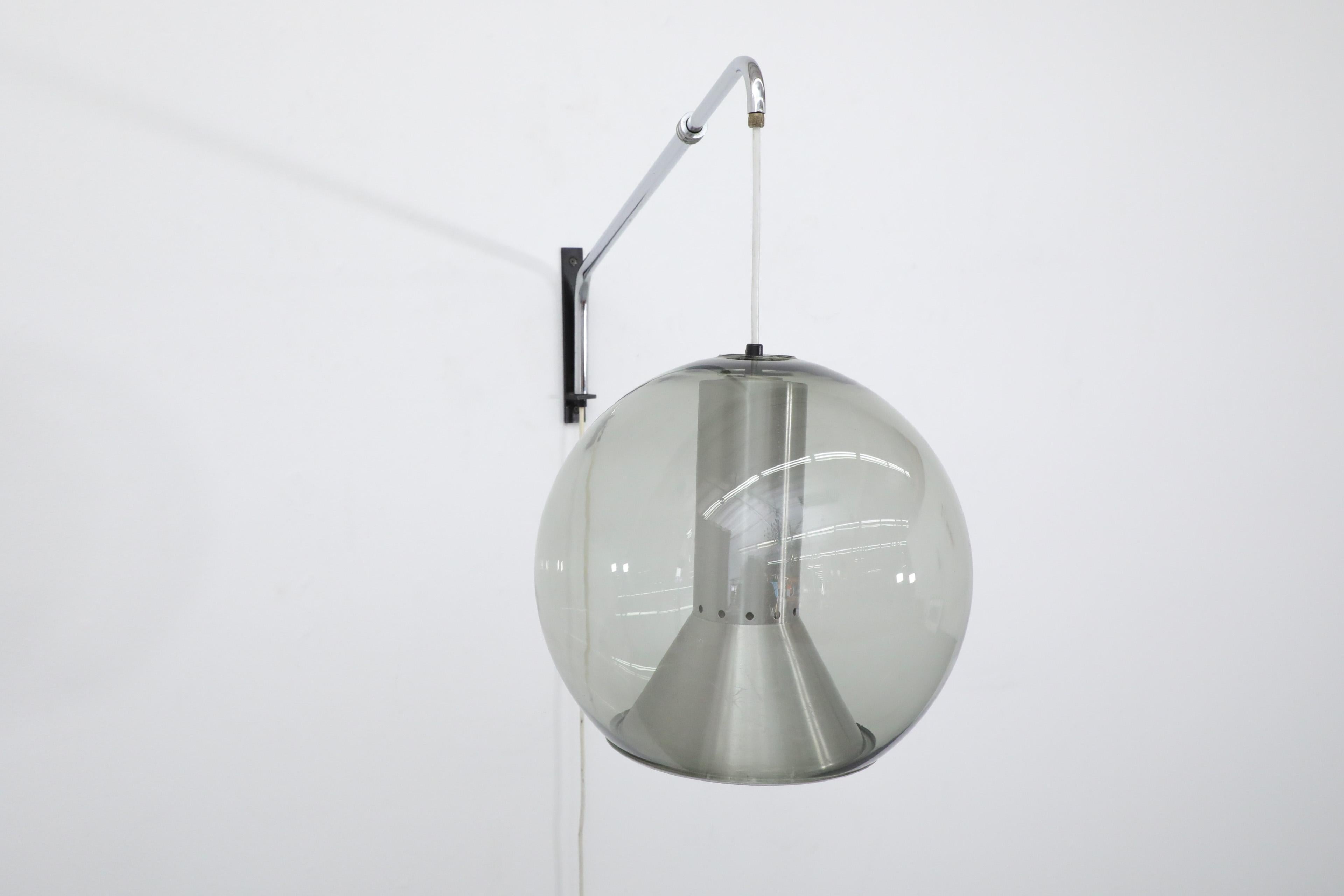 Milieu du XXe siècle Frank Ligtelijn pour Raak Maxi Wall Lamp avec globe en verre soufflé fumé en vente