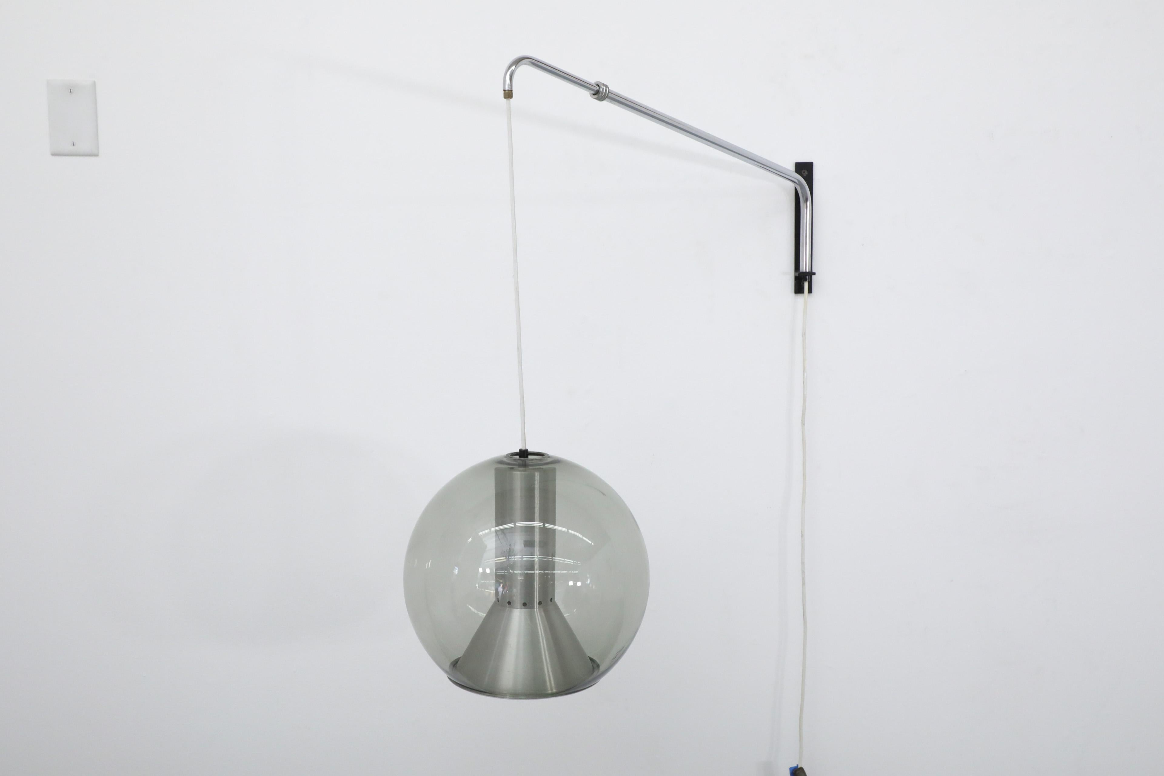 Frank Ligtelijn pour Raak Maxi Wall Lamp avec globe en verre soufflé fumé en vente 1