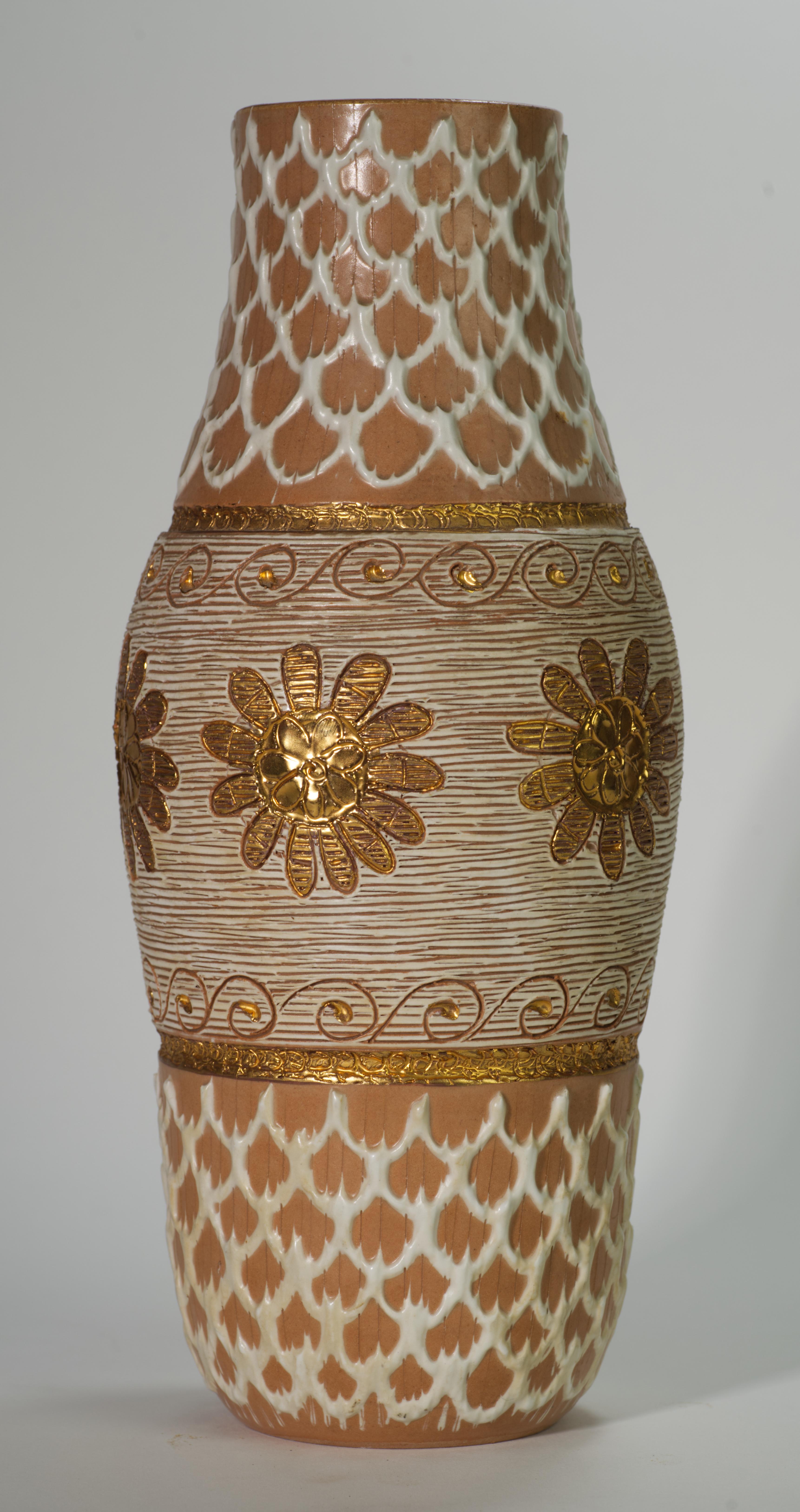  Il raro vaso modernista con smalti dalla texture complessa, scraffito e decorazioni dorate è stato creato dai Fratelli Fanciullacci per Elbee Imports. Le parti superiore e inferiore del vaso sono decorate con disegni geometrici in rilievo in smalto