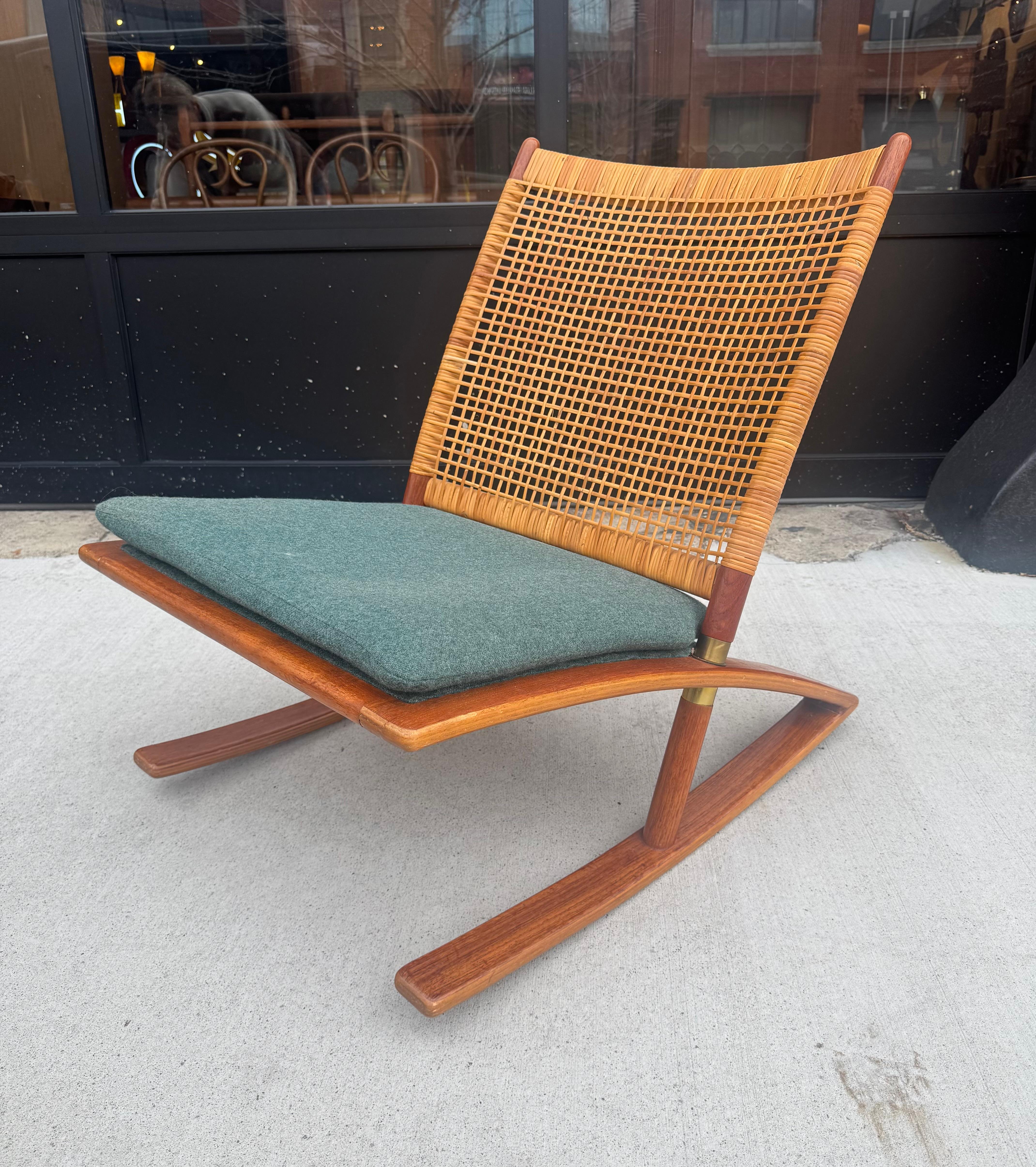 Fauteuil à bascule en teck Fredrik A. Kayser Model 599, Rocker Norvège circa 1960s

Magnifique fauteuil à bascule Fredrik A. Kayser for Vatne Mobler, Model 599 Teak & Cane, Norvège 1960, le dossier légèrement incliné en canne tressée à la main avec