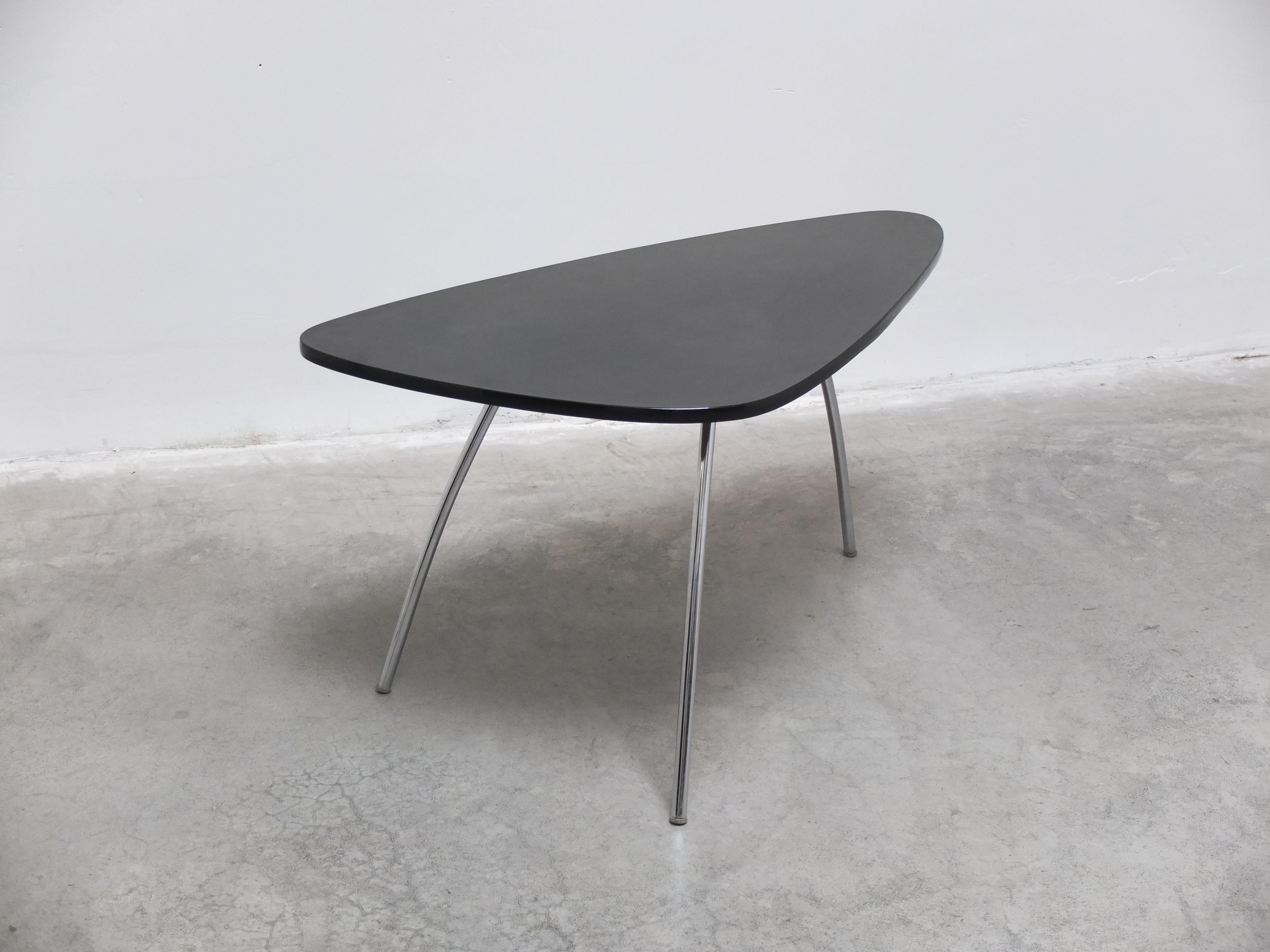 A rare coffee table produced by Mauser Werke Waldeck in Germany during the 1950s. The freeform shape of the top and curved tubular steel legs make this a very playful design. Rarely offered and in very good condition.