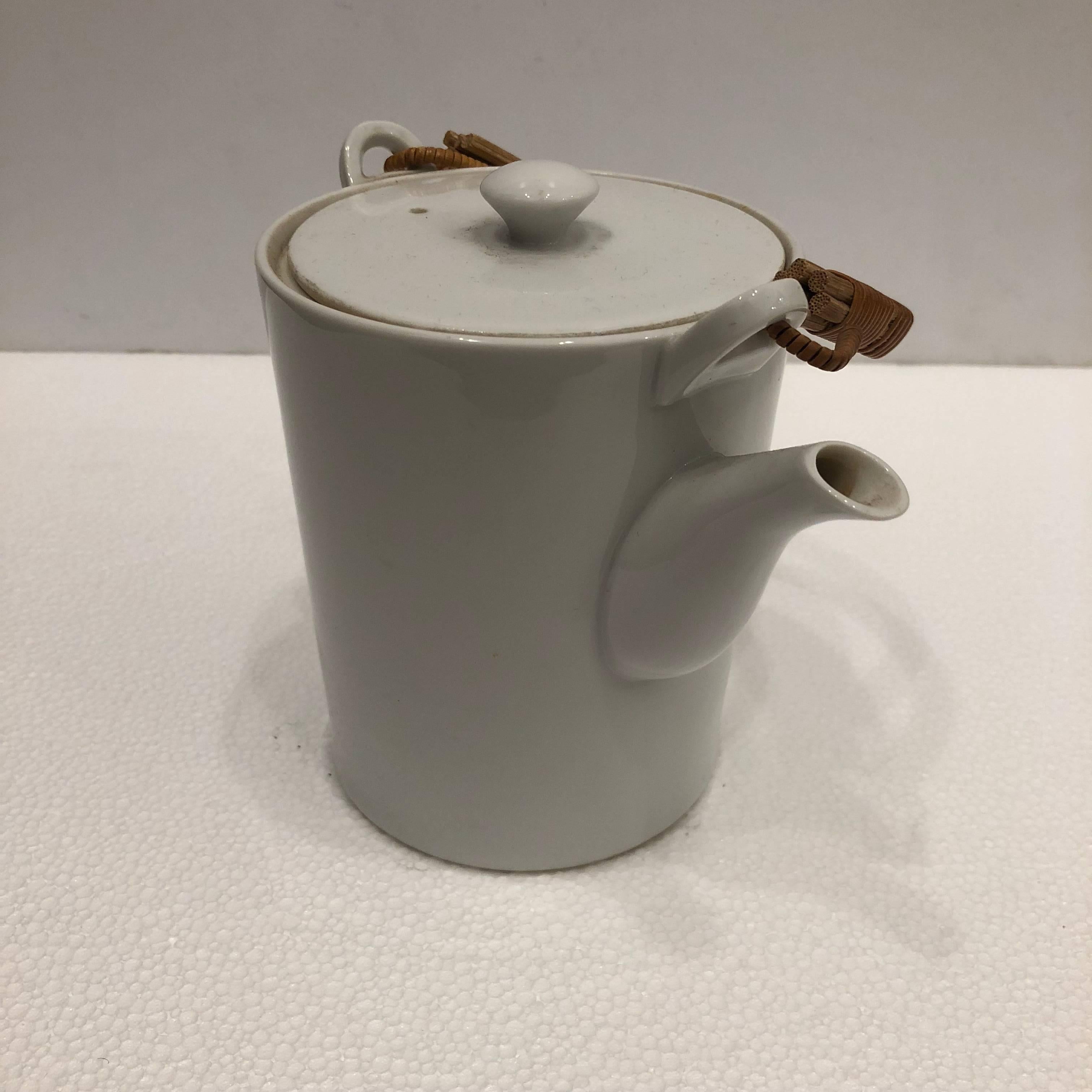 Very rare white porcelain teapot by Freeman Lederman for Kenji Fujita. With a cane handle, in an excellent condition.