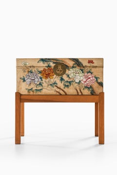 Rare commode autoportante en laiton, parchemin et noyer par Josef Frank, années 1940