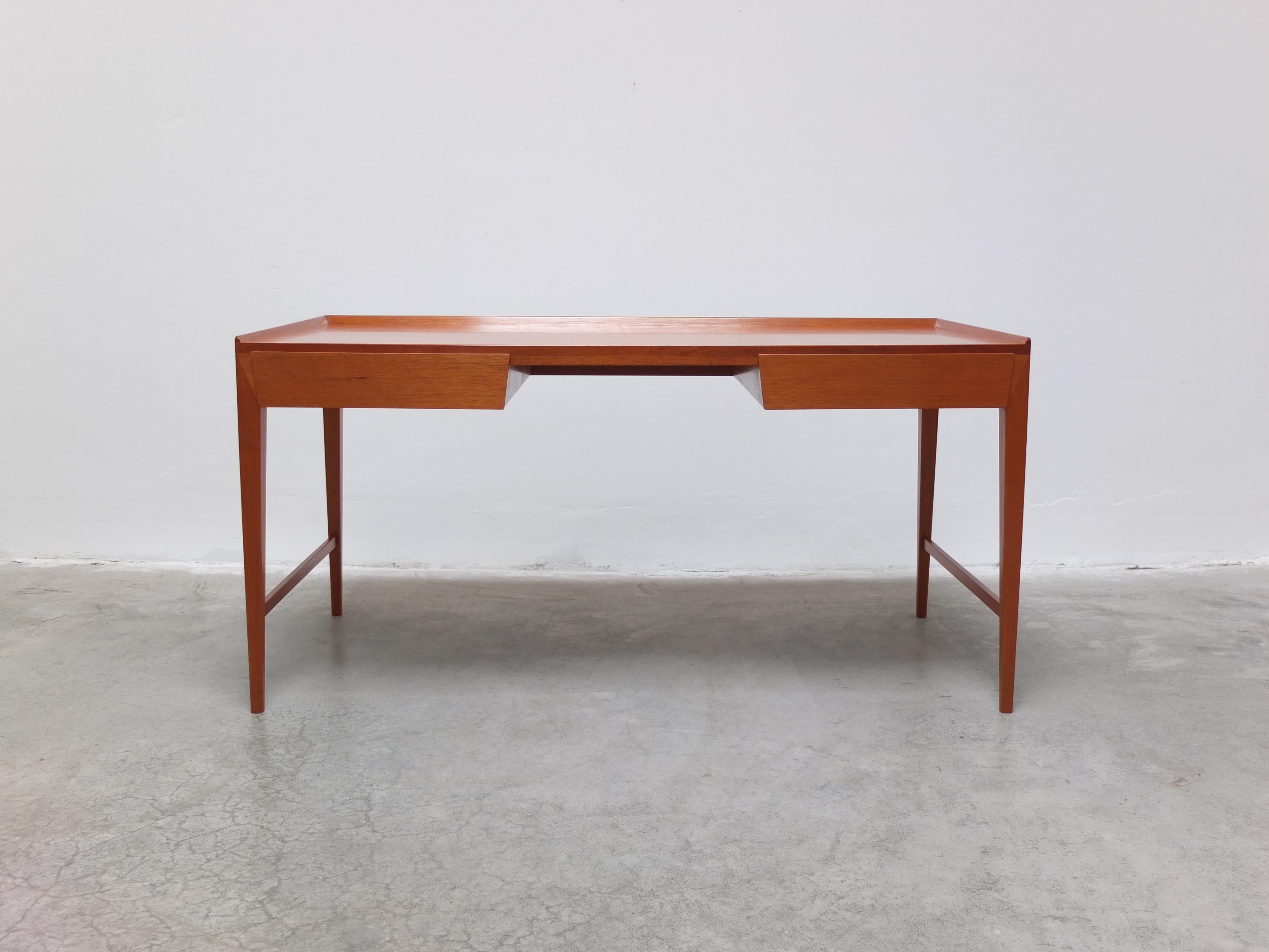 A very rare freestanding desk designed by Frode Holm around 1950. Ultra minimalist design with exceptional details and two elegant drawers executed in teak. Produced by Illums Bolighus in Denmark. Less is more.