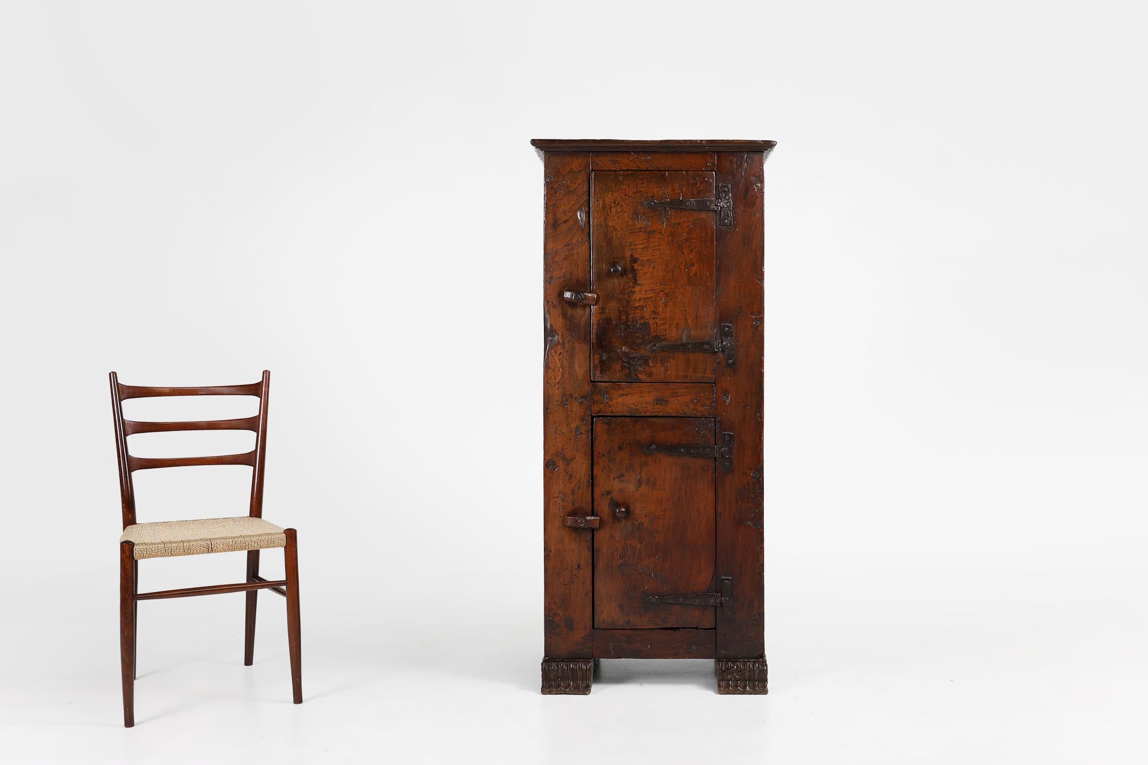 Francia / XVI secolo / mobile / quercia / rustico / metà secolo 

Un raro mobile alto rustico d'epoca con una bella patina sul legno di Oak. Con 2 porte con autentica ferramenta in ferro battuto e pomelli in legno. Un notevole pezzo di artigianato