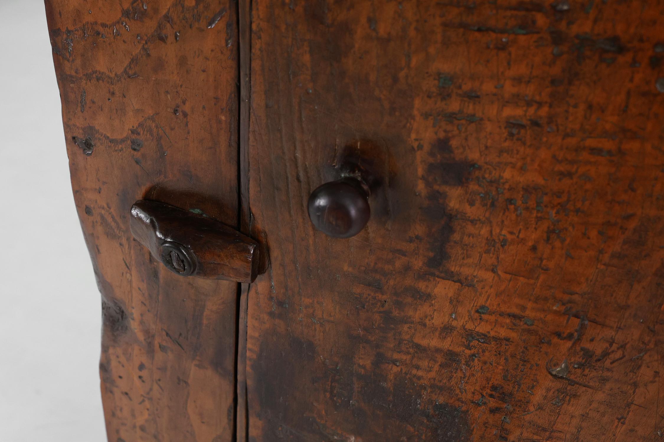 Ferro battuto Raro mobile francese in quercia del XVI secolo con splendida patina in vendita