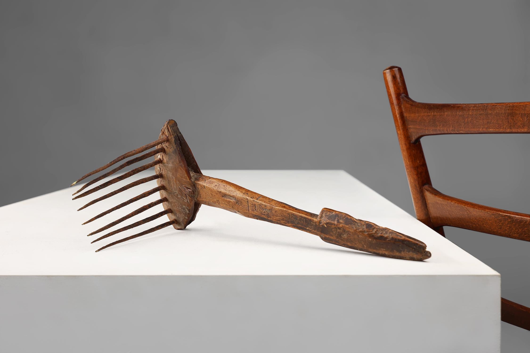 France / XVIe siècle / peigne à laine / bois, métal / Rustique / Milieu du siècle

Un peigne à laine primitif du 16e siècle, rare à trouver. 
Fabriqué à la main en France en bois avec des pointes en fer. 

Ce peigne antique, avec sa belle patine