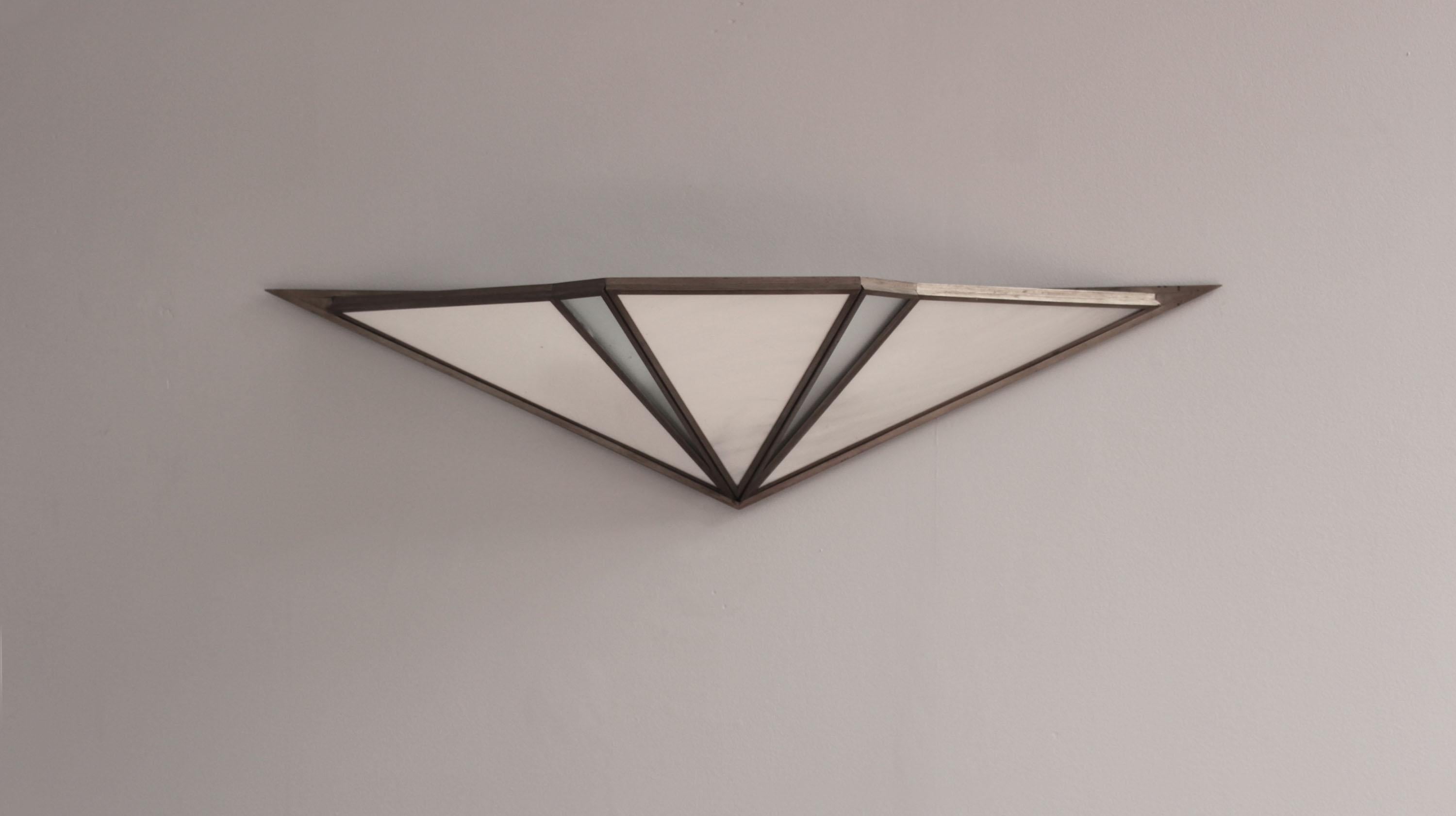 Jean Perzel - A rare fine French Art Deco sconce made with faceted mottled and frosted glass diffusers mounted on a metal frame. Signed.
This is an early work of Jean Perzel using his skill as a master stained-glass maker, looking to combine